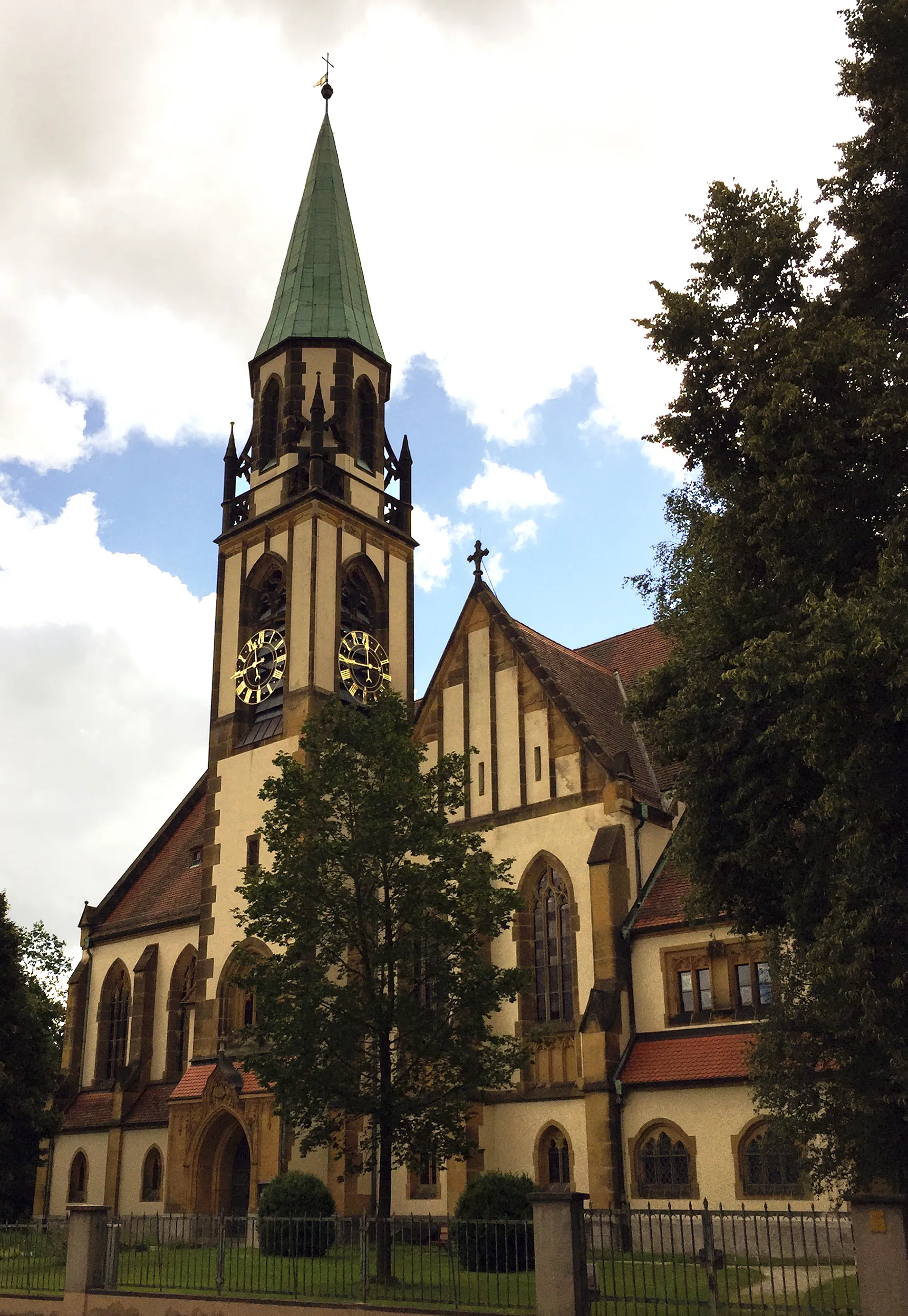 Photo showing: Fassade der 1914 eingeweihten evang.-luth. Pfarrkirche Heilig-Kreuz, Röthenbach an der Pegnitz. Nordwestansicht 2016
