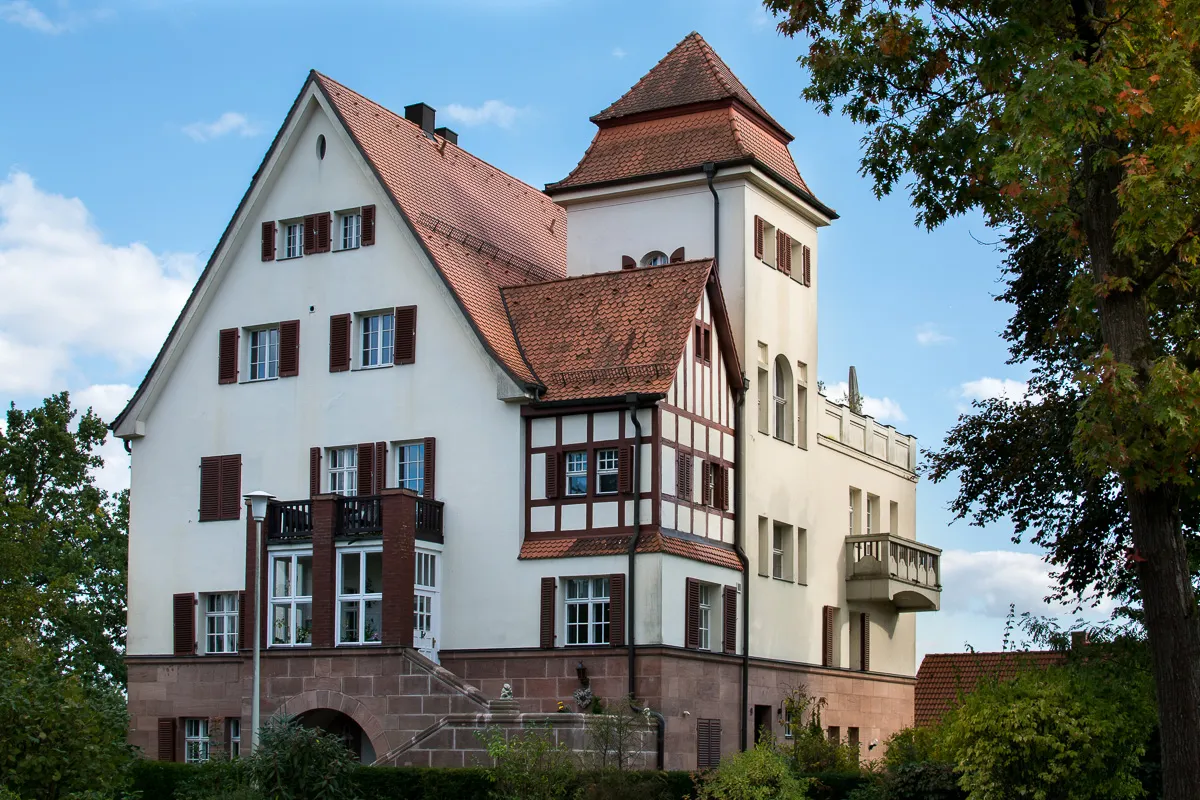 Photo showing: Repräsentativer, villenartiger Putzbau von 1902 auf Sandsteinsockelgeschossen; Fachwerkgiebel.