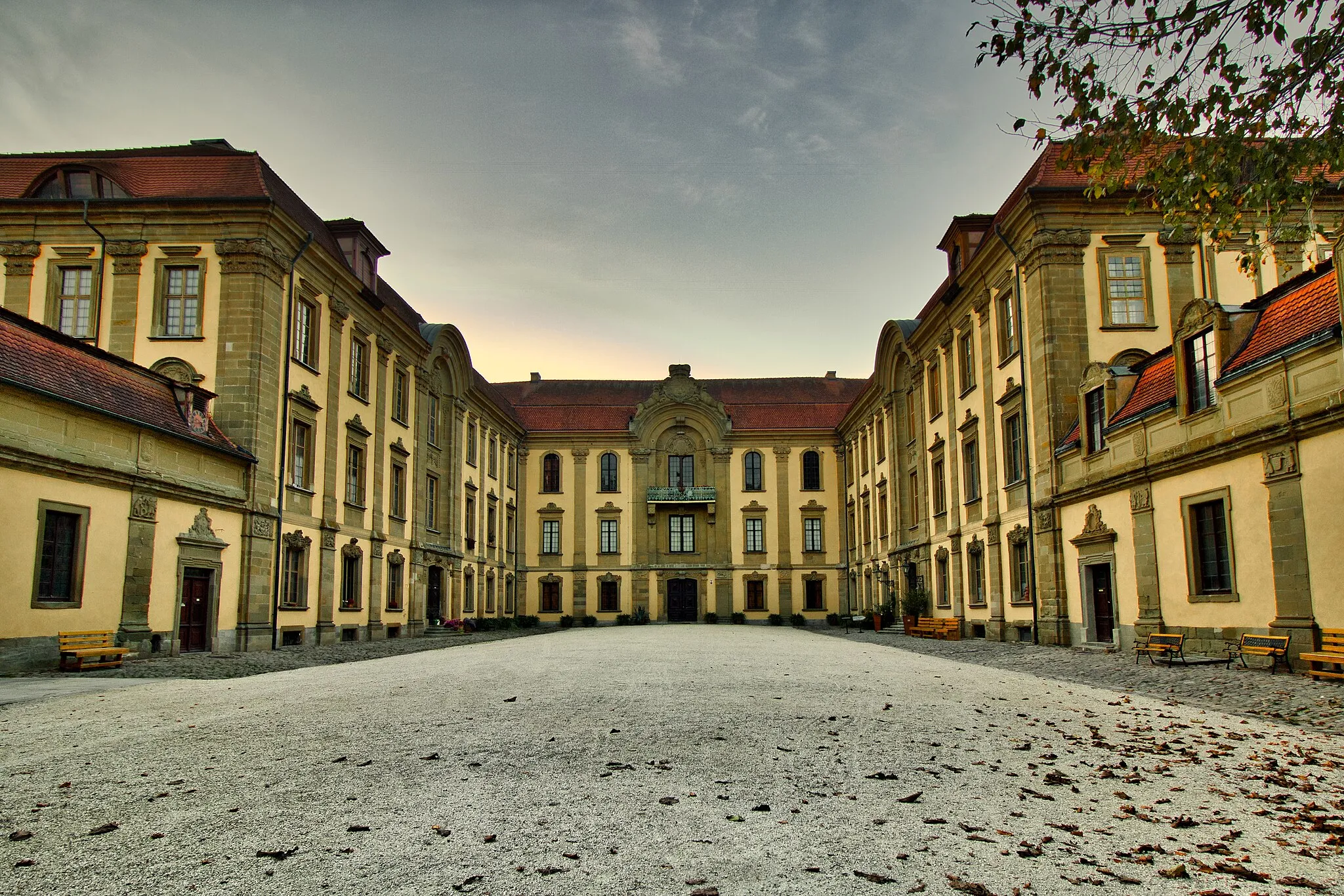 Photo showing: Schlosshof vom Schloss Schillingsfürst im Herbst