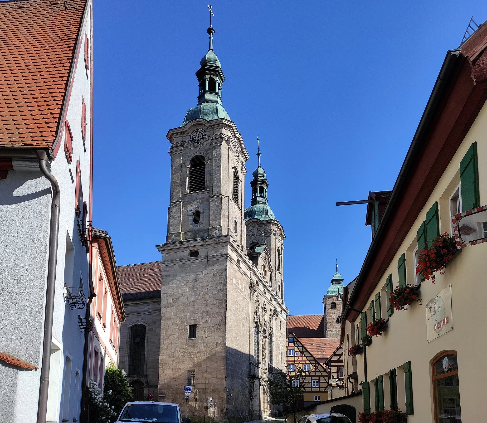 Photo showing: Saalbau aus Sandsteinquadern mit Pilastergliederung, Doppelturmfassade und leicht eingezogenem Rechteckchor mit Dreiseitschluss, Langhaus mit Längstonne und Stichkappen, im Kern 14. Jahrhundert, barocker Neubau von Matthias Binder, 1767–70; mit Ausstattung.