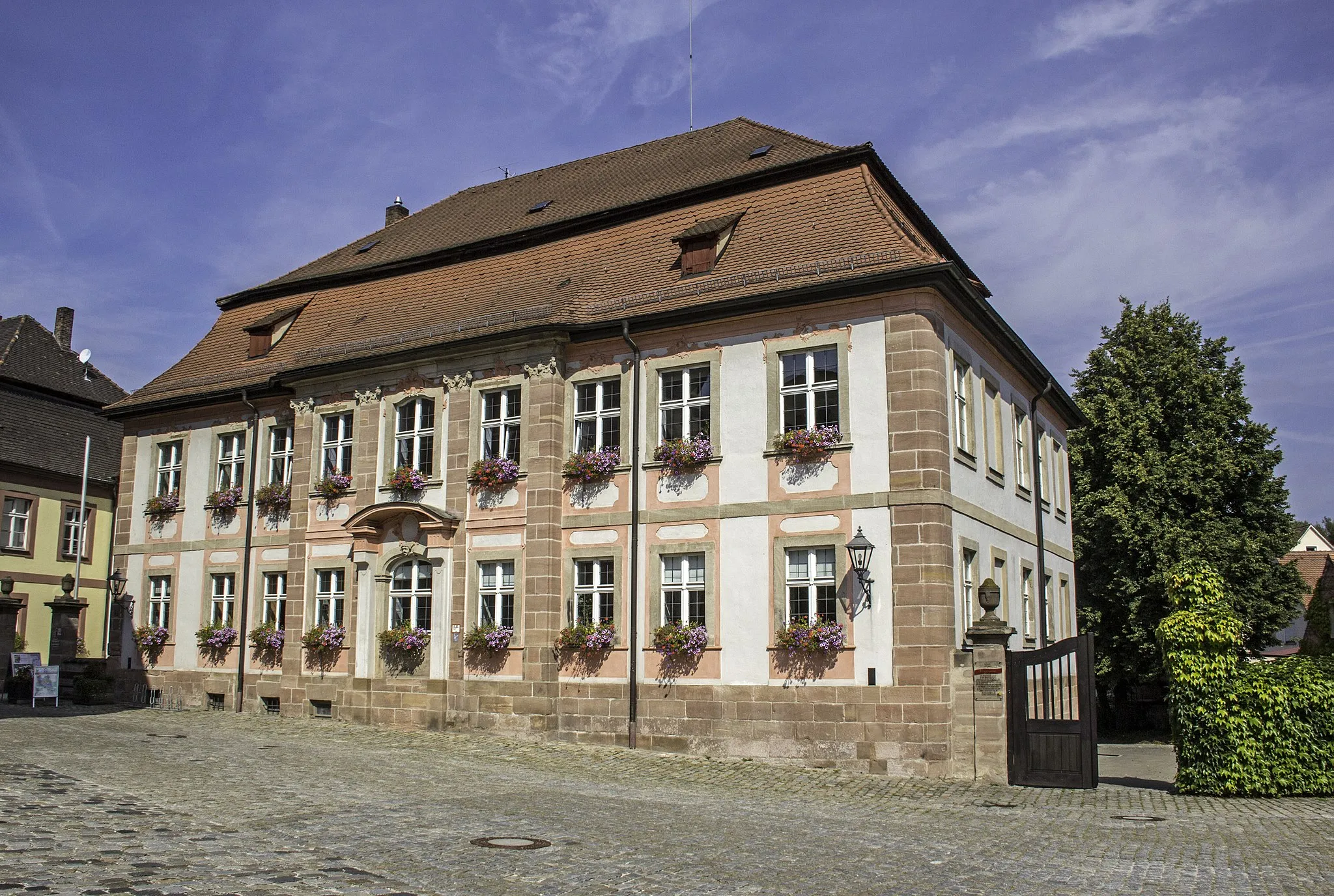 Photo showing: Ehem. Dekanatshof, seit 1933 Rathaus, zweigeschossige barocke Anlage mit Mansarddach, 1751-56 von Gabriel de Gabrieli; Hofeinfahrt und ummauerte Gartenanlage, letztere bereits 1380 genannt