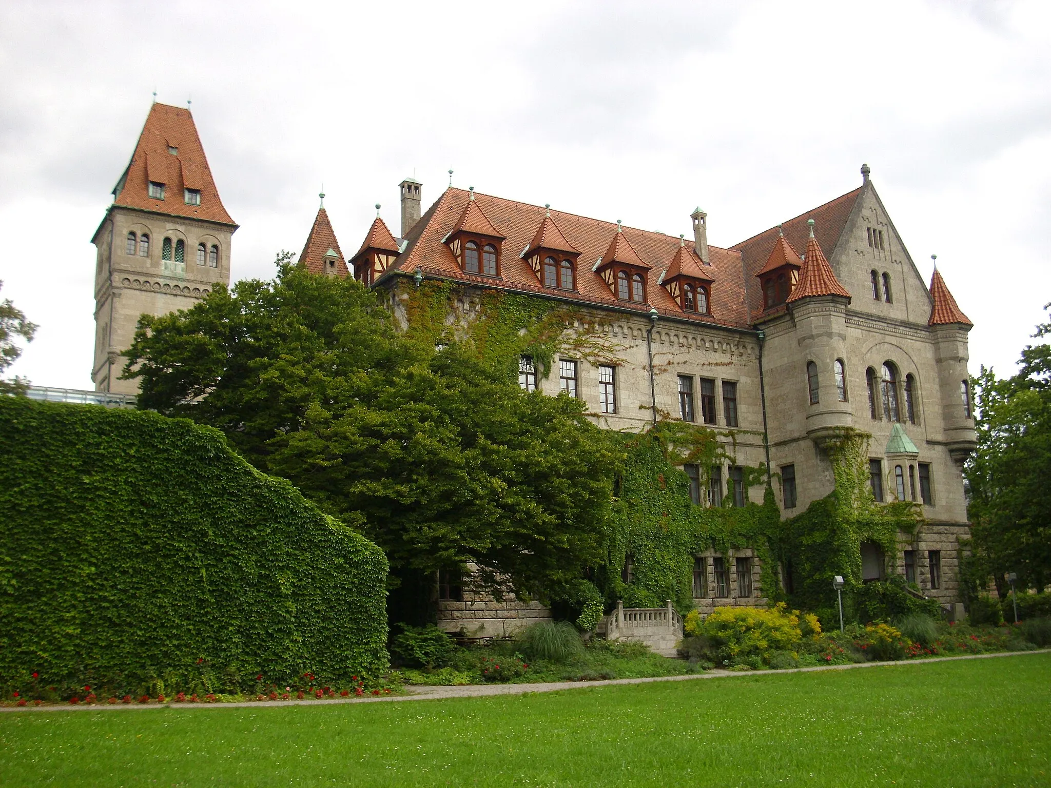 Photo showing: Faberschloss mit Park und anliegenden Villen Ende August 2010 33