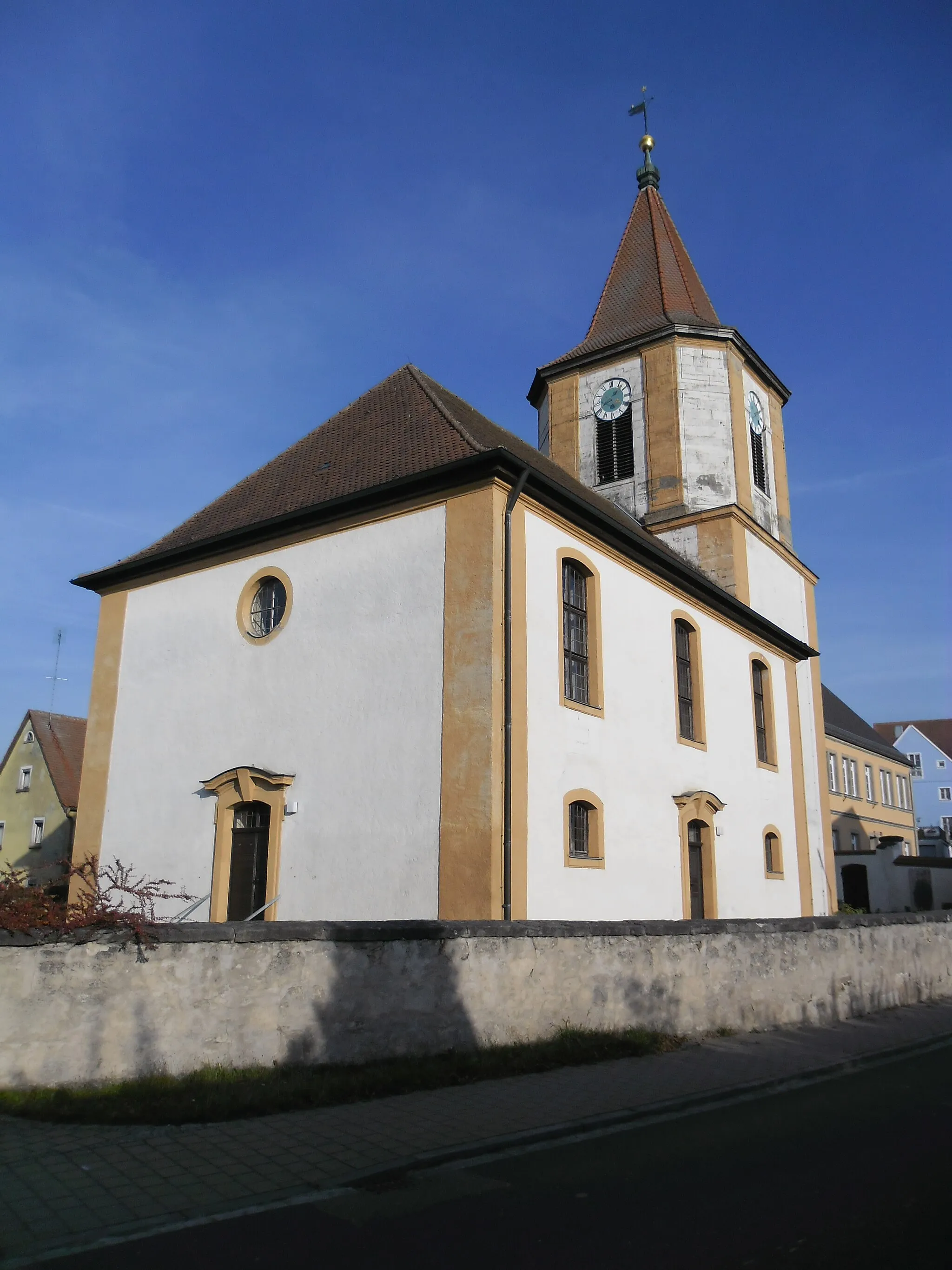Photo showing: Pfarrkirche St. Martin (Alfershausen 1) mit Langhaus von 1742 und Turmsockel aus dem Spätmittelalter