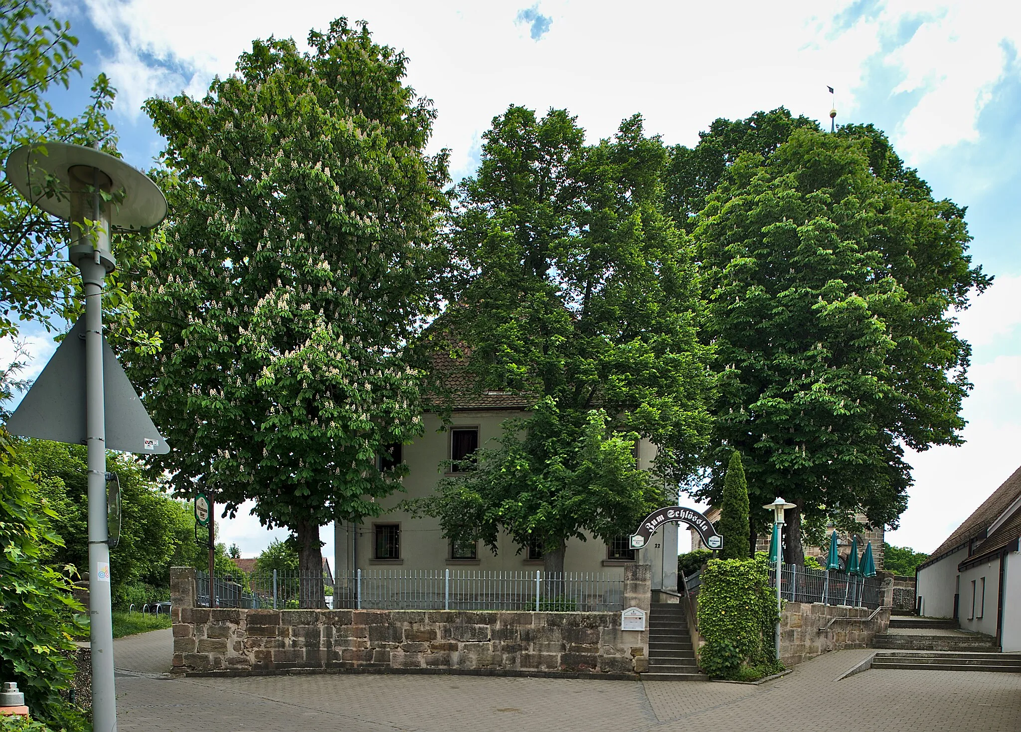 Photo showing: Esperstrasse 22, Uttenreuth, Gasthaus zum Schloss, ehemaliger Herrensitz, Fachwerk, 18./19. Jahrhundert
