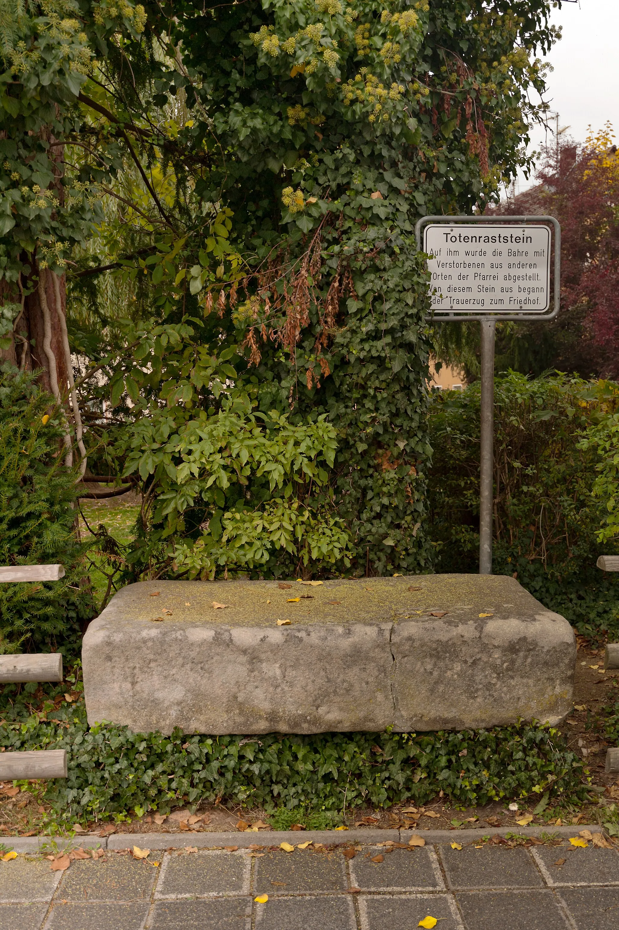 Photo showing: Totenraststein
Auf ihm wurde die Bahre mit Verstorbenen aus anderen Orten der Pfarrei abgelegt. Von diesem Stein aus begann der Trauerzug zum Friedhof.