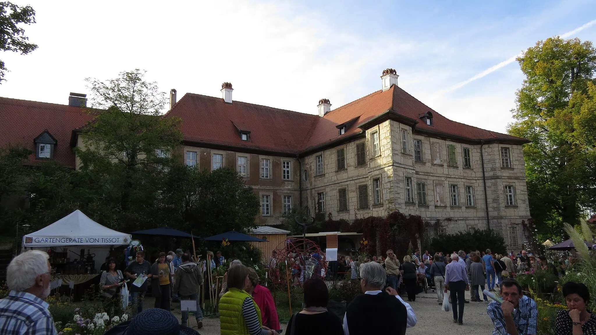 Photo showing: Schloss; Zweiflügelbau, der Nordflügel mit Ecksporen 1704 über Kern von 1574, der Südflügel 1719; mit Ausstattung; von der ursprünglichen Befestigung einzelner Rundturm, 1597, im 18. Jahrhundert erhöht; Kapellenflügel mit Evang.-Luth. Kirche, Mitte 18. Jahrhundert, um 1830 erweitert (= Haus Nummer 23); Kanzleigebäude, Mansarddachbau, bezeichnet 1792; Nebengebäude eingeschossiges Walmdachhaus, bezeichnet 1780; Ummauerung; Park, 18. Jahrhundert, im frühen 19. Jahrhundert in einen englischen Landschaftspark verwandelt.