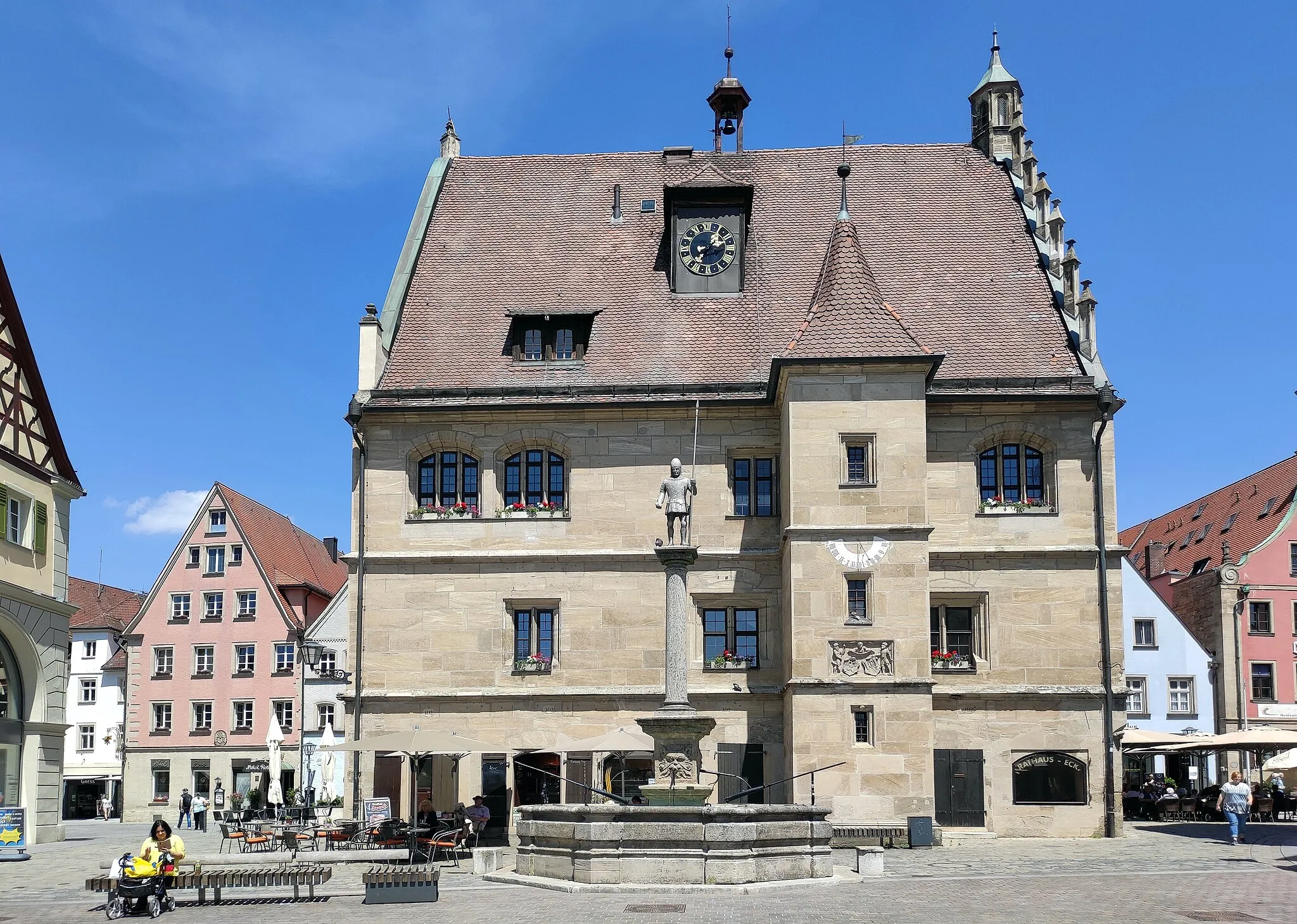 Photo showing: Dreigeschossiger Sandsteinquaderbau mit Steildach, reich gegliederte und gezierte Giebelfronten nach Osten und Westen, 1470–76, Söller 1545, Archivturm 1567; mit Ausstattung.