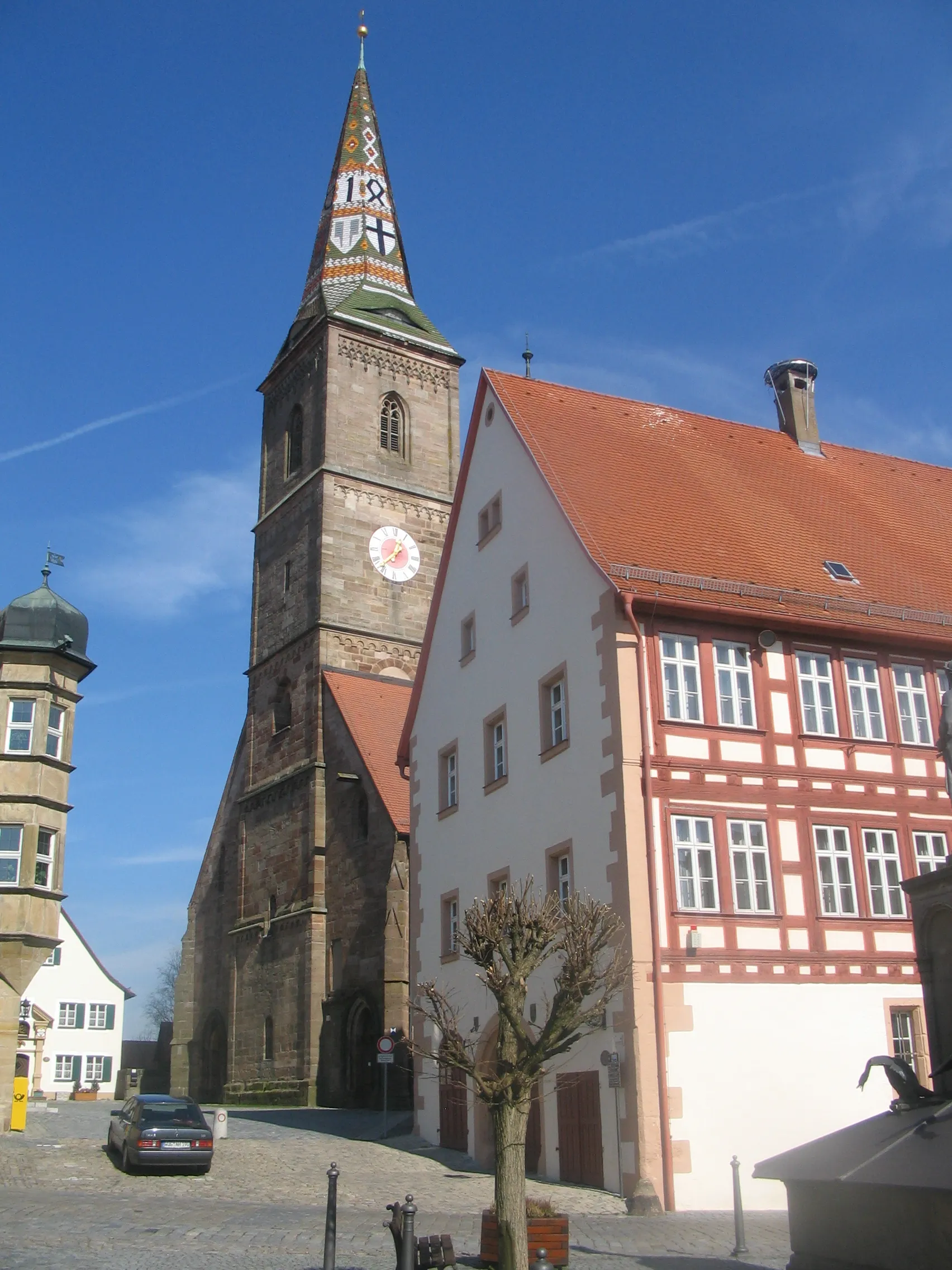 Photo showing: The church "Liebfrauenmünster" in en:Wolframs-Eschenbach. The building on the right is the old town hall.