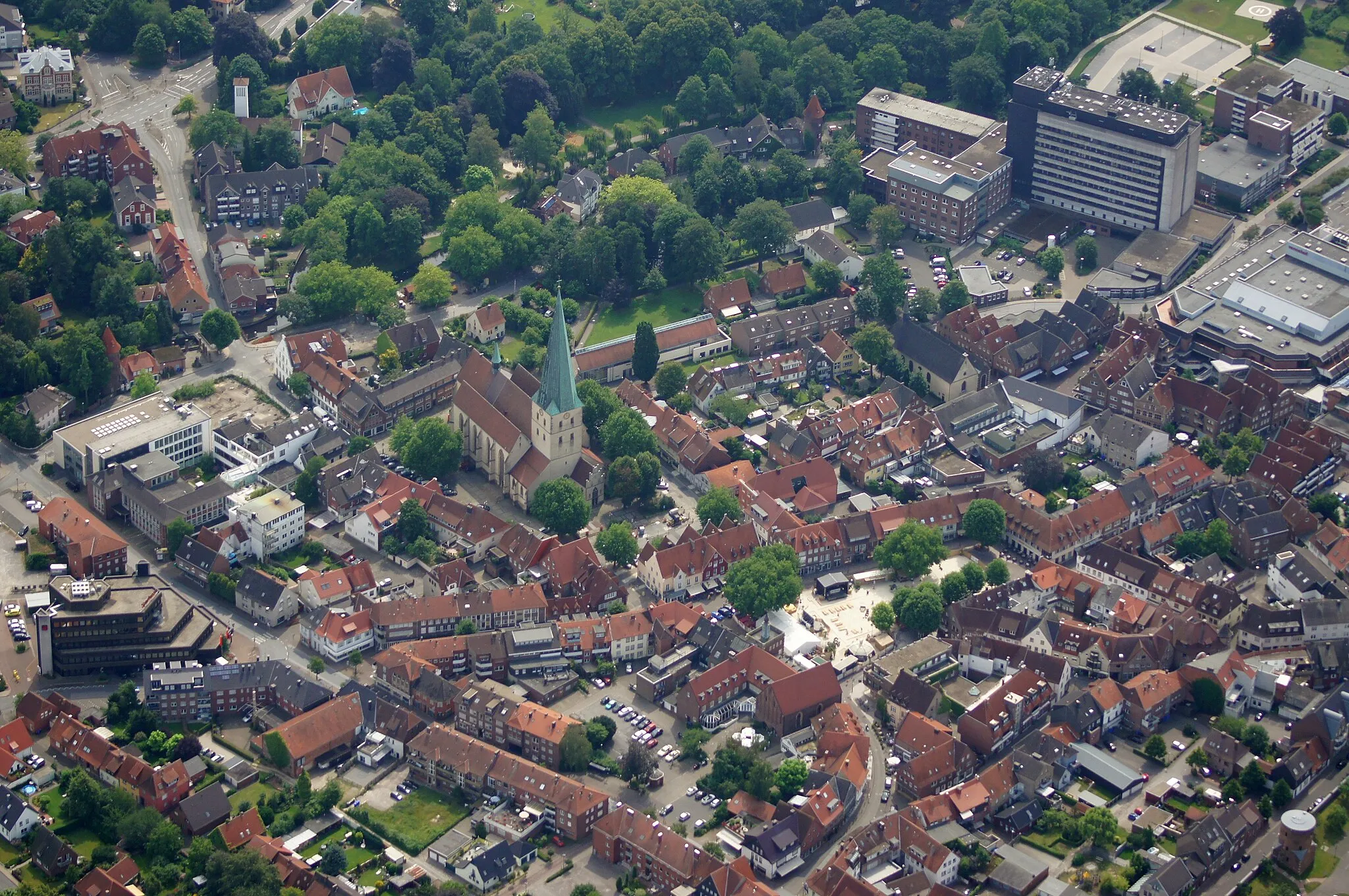 Photo showing: Stadtzentrum mit Remigiuskirche in Borken in Westfalen. Das Bild entstand während des Münsterland-Fotoflugs am 20. Juli 2014.
