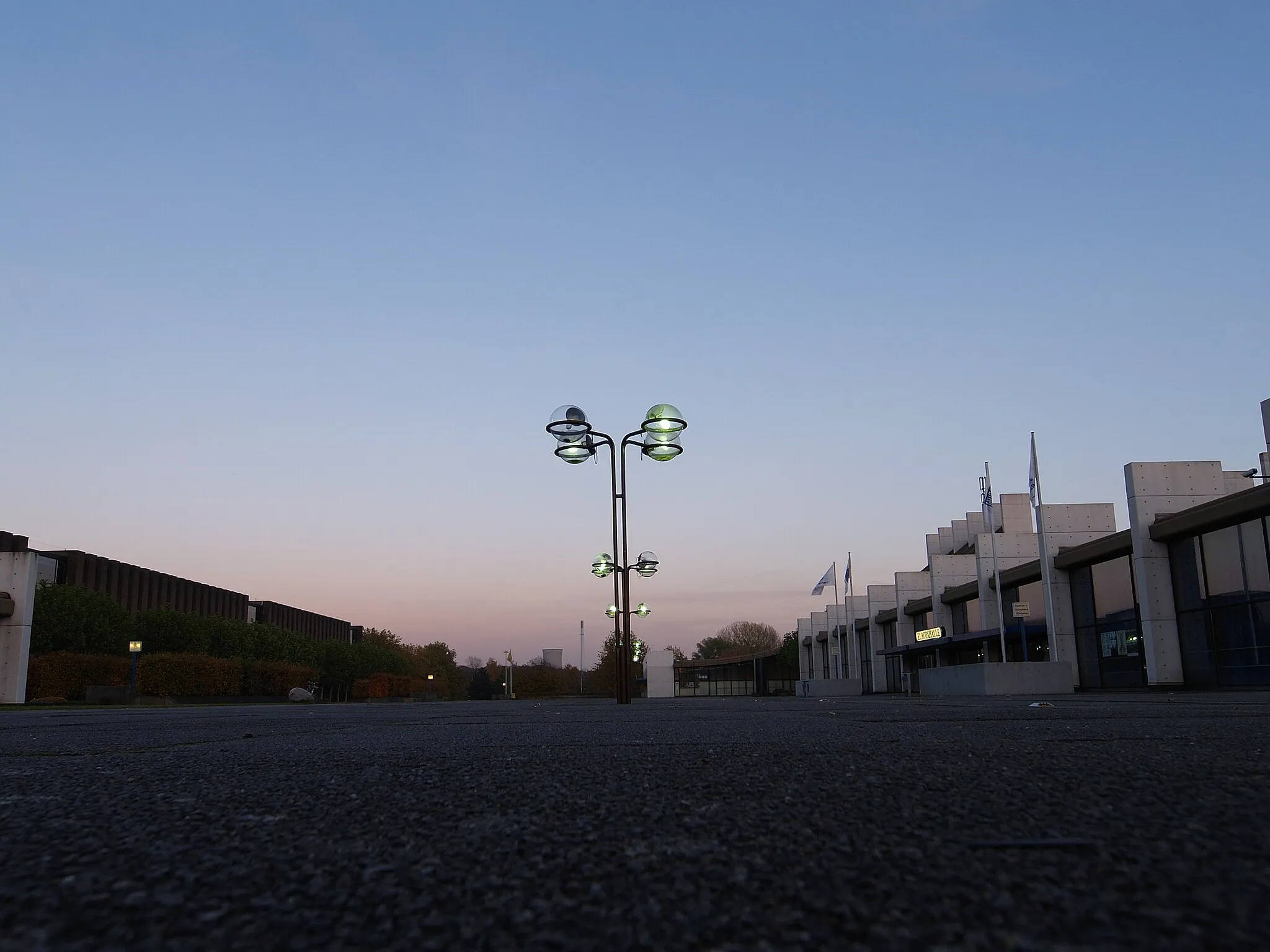 Photo showing: Europaplatz mit Rathaus (links) und Stadthalle (rechts) in Castrop-Rauxel, Architekt: Arne Jacobsen