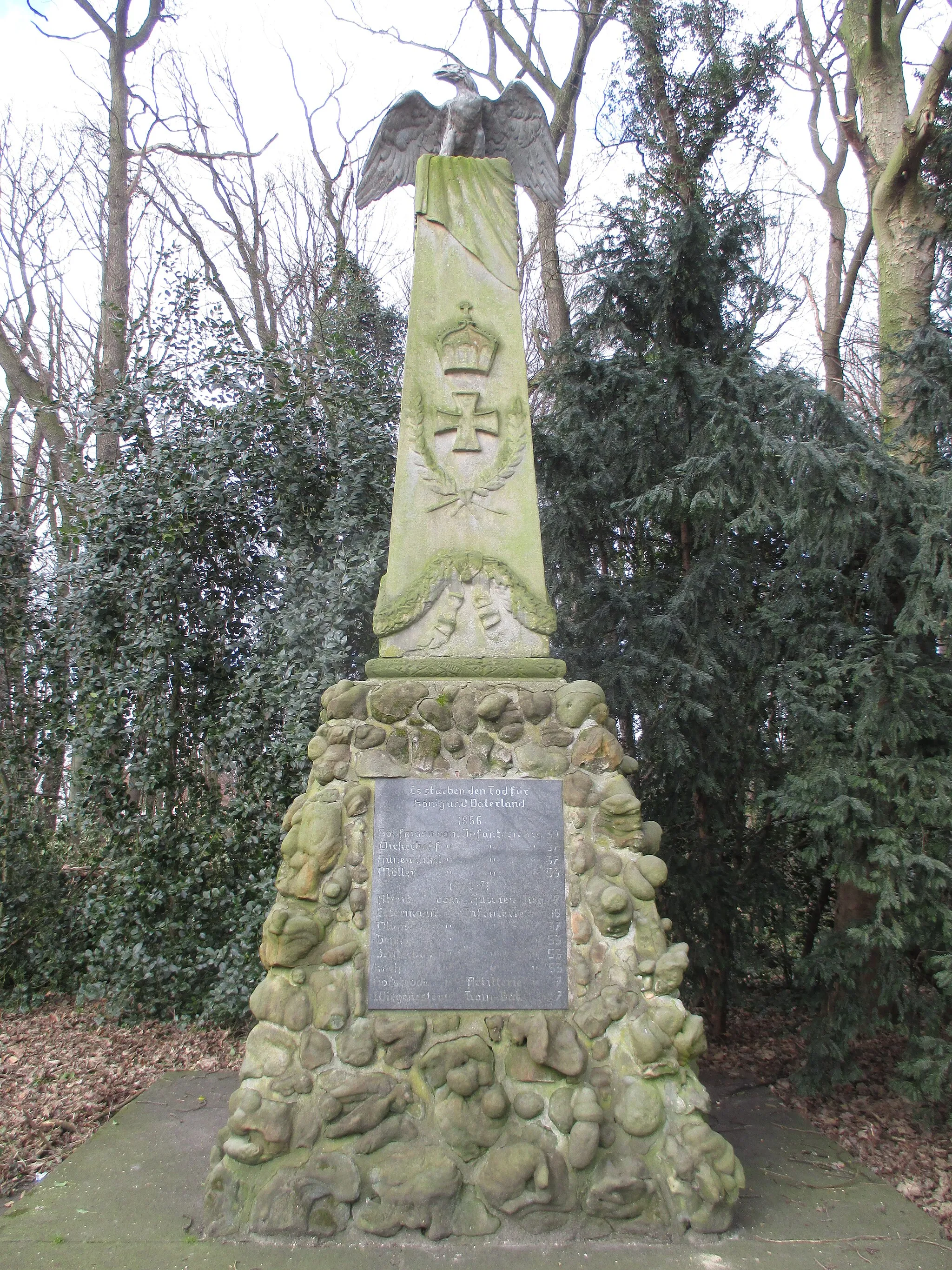 Photo showing: Sandsteinobelisk mit Adler in Zinkguss zu Ehren 12 Dattelner Soldaten, die in den Feldzügen 1866 und 1870/71 starben.