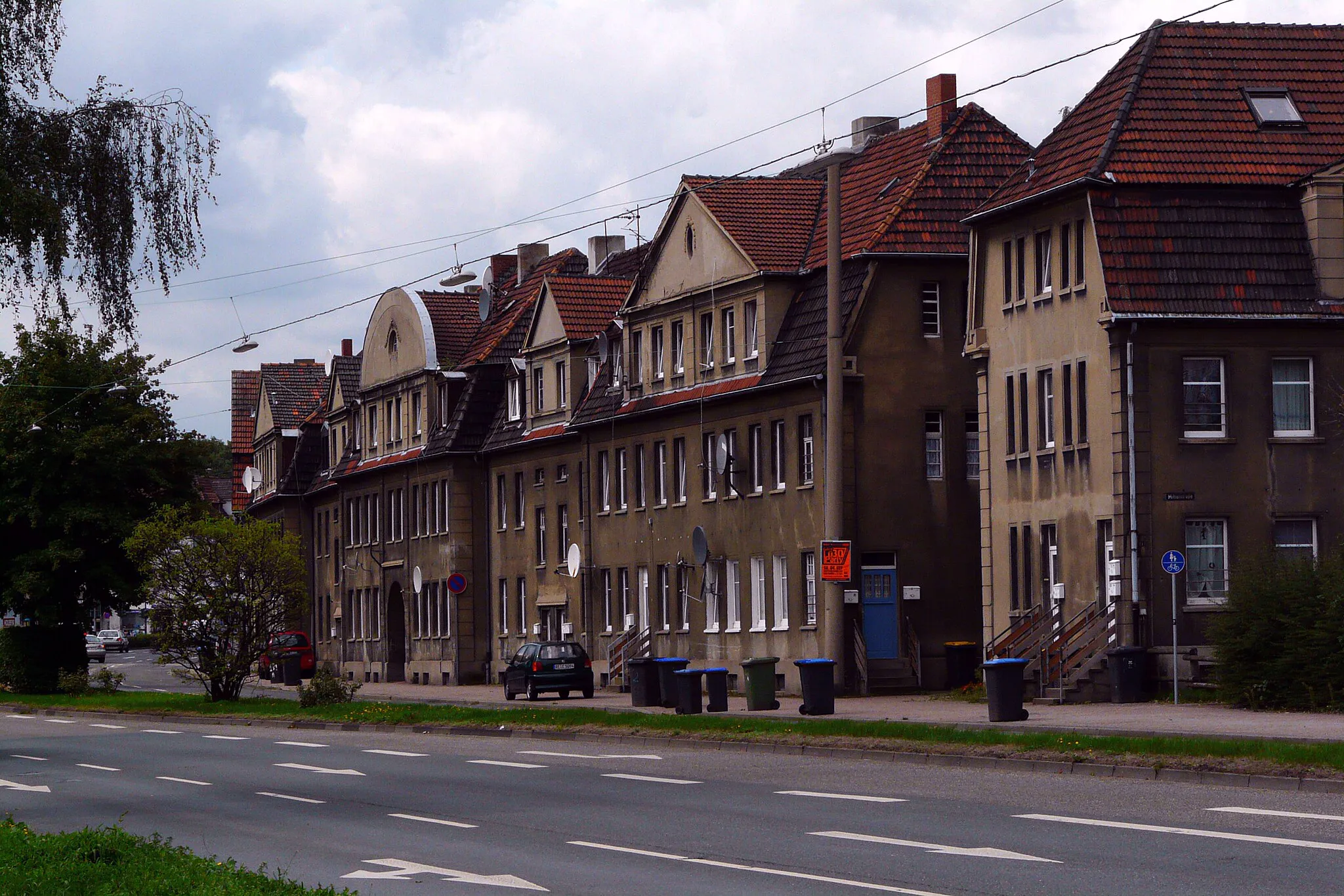 Photo showing: Typische Zechenhäuser an der B 235 in Datteln.