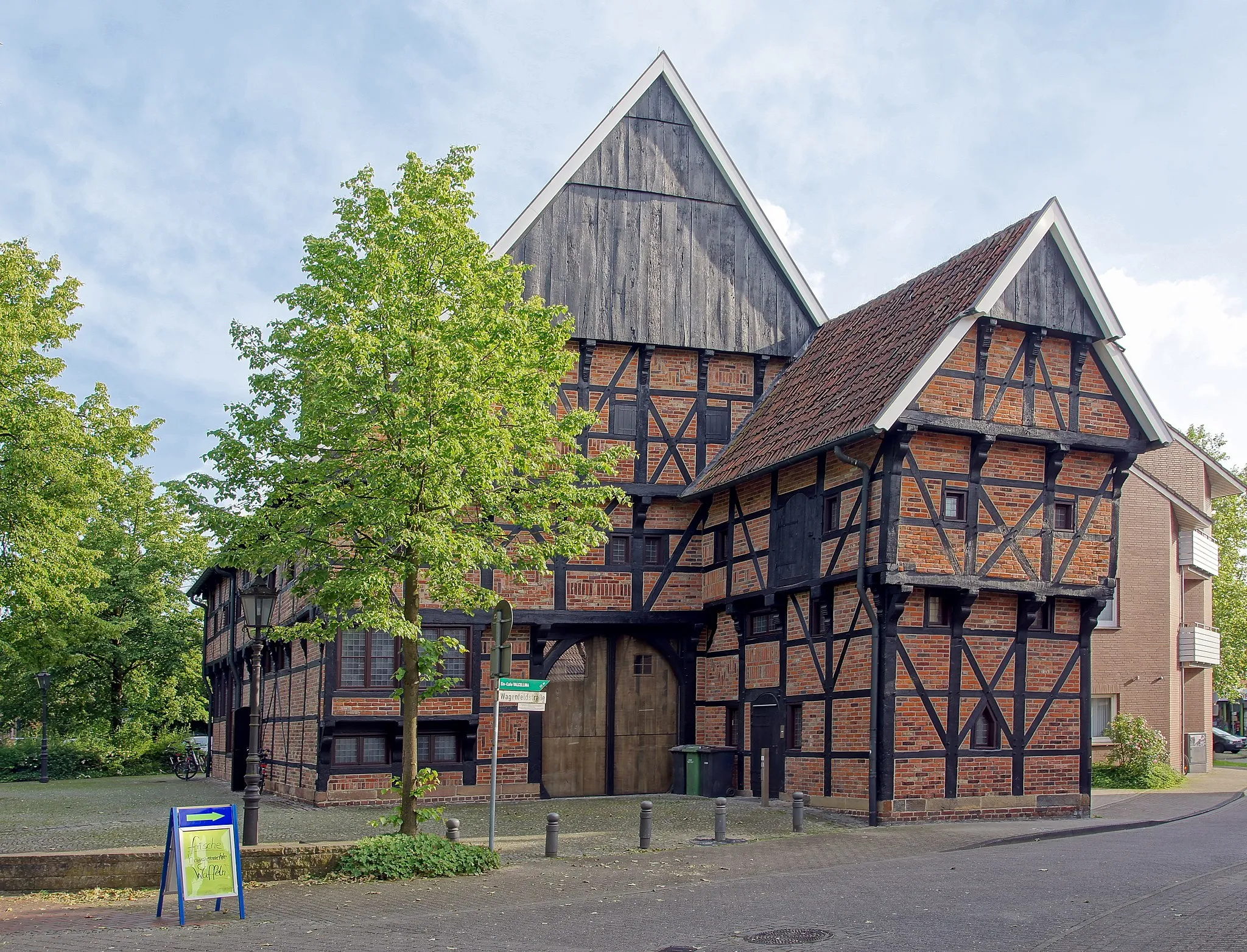 Photo showing: Die Alte Post ist ein Fachwerkbürgerhaus in der Mühlenstraße 15 in Drensteinfurt. Es wurde im Jahr 1647 errichtet. Ursprünglich diente es zu Wohn- und Lagerzwecken sowie als Getreidespeicher. Später, von 1850 bis 1917, war im Gebäude eine Poststation untergebracht, von der sich seine heutige Bezeichnung ableitet. 1976 erwarb die Stadt das im Verfall begriffene Haus und sanierte es aufwändig. Heute wird es u.a. für Ratssitzungen, Hochzeiten und kulturelle Veranstaltungen genutzt. Am 28. Juni 1982 wurde es in die Denkmalliste der Stadt Drensteinfurt eingetragen.