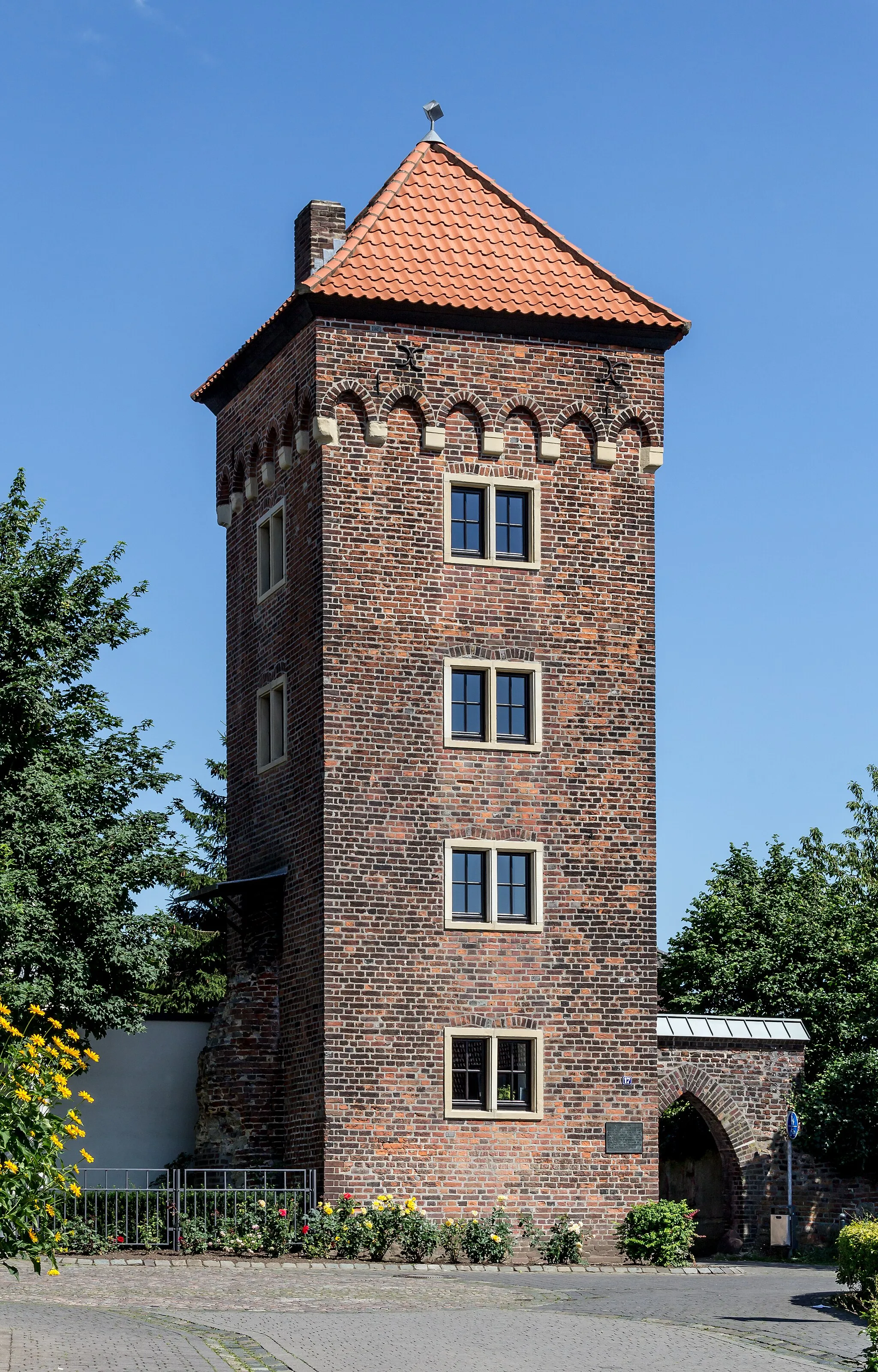 Photo showing: Nonnenturm in Dülmen, North Rhine-Westphalia, Germany On the left side there is the last fragment of the old city wall, on the right side the passage to the Probst-Dümpelmann-Weg.