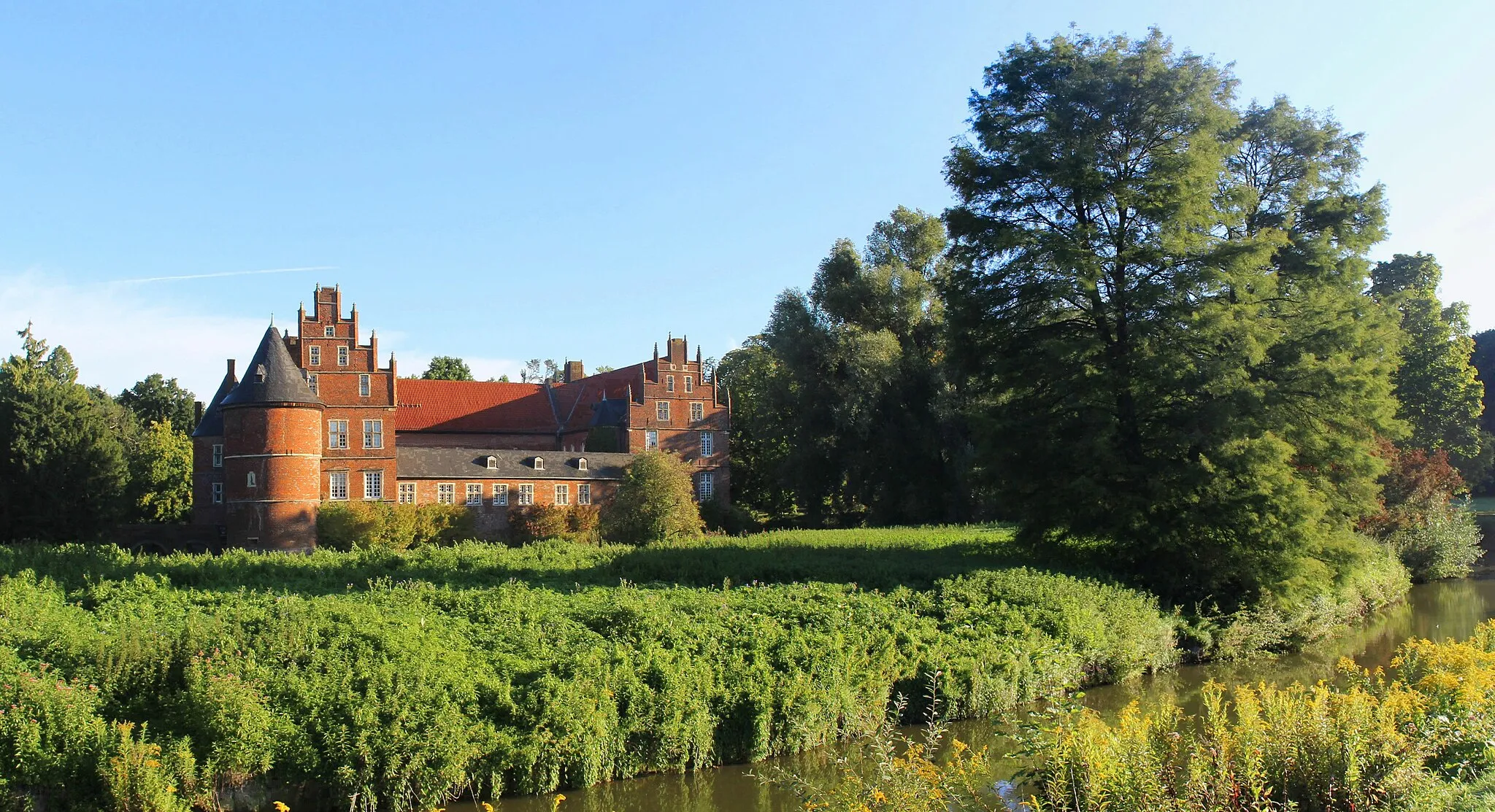 Photo showing: Das Wasserschloss Herten mit dazugehörigem englischen Landschaftsgarten und Wassergraben.