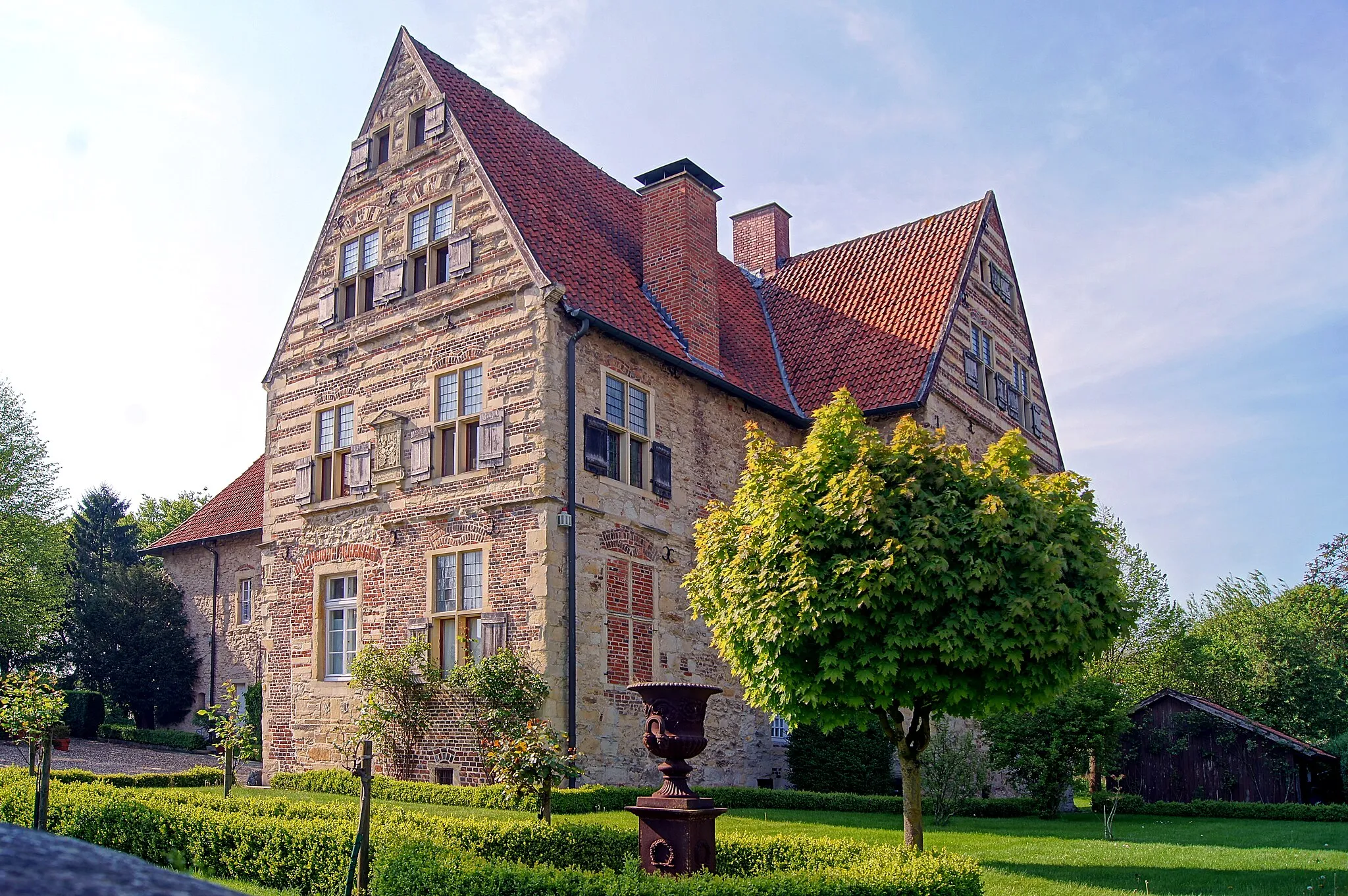 Photo showing: Merveldter Hof, a historic residence in Horstmar, district of Steinfurt, North Rhine-Westphalia, Germany.

This is a photograph of an architectural monument. It is on the list of cultural monuments of Horstmar, no. A/09.