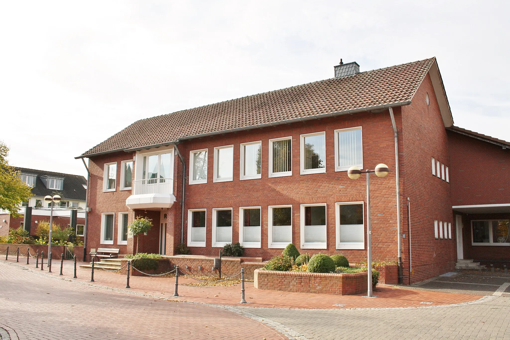 Photo showing: Perspektivischer Blick auf das Rathaus von Legden.