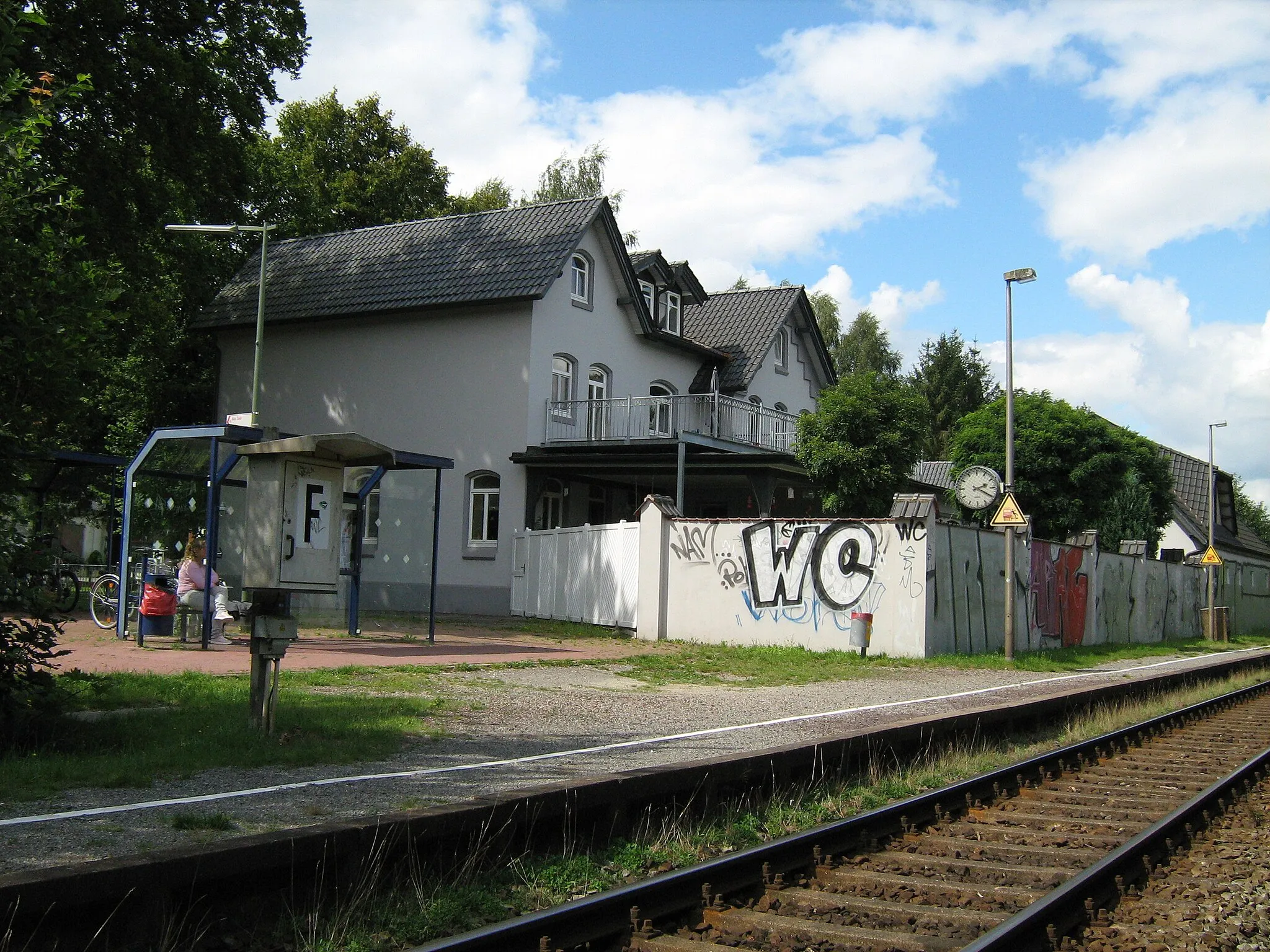 Photo showing: ehemaliger Bahnhof und jetziger Bahnsteig Halen (Lotte)