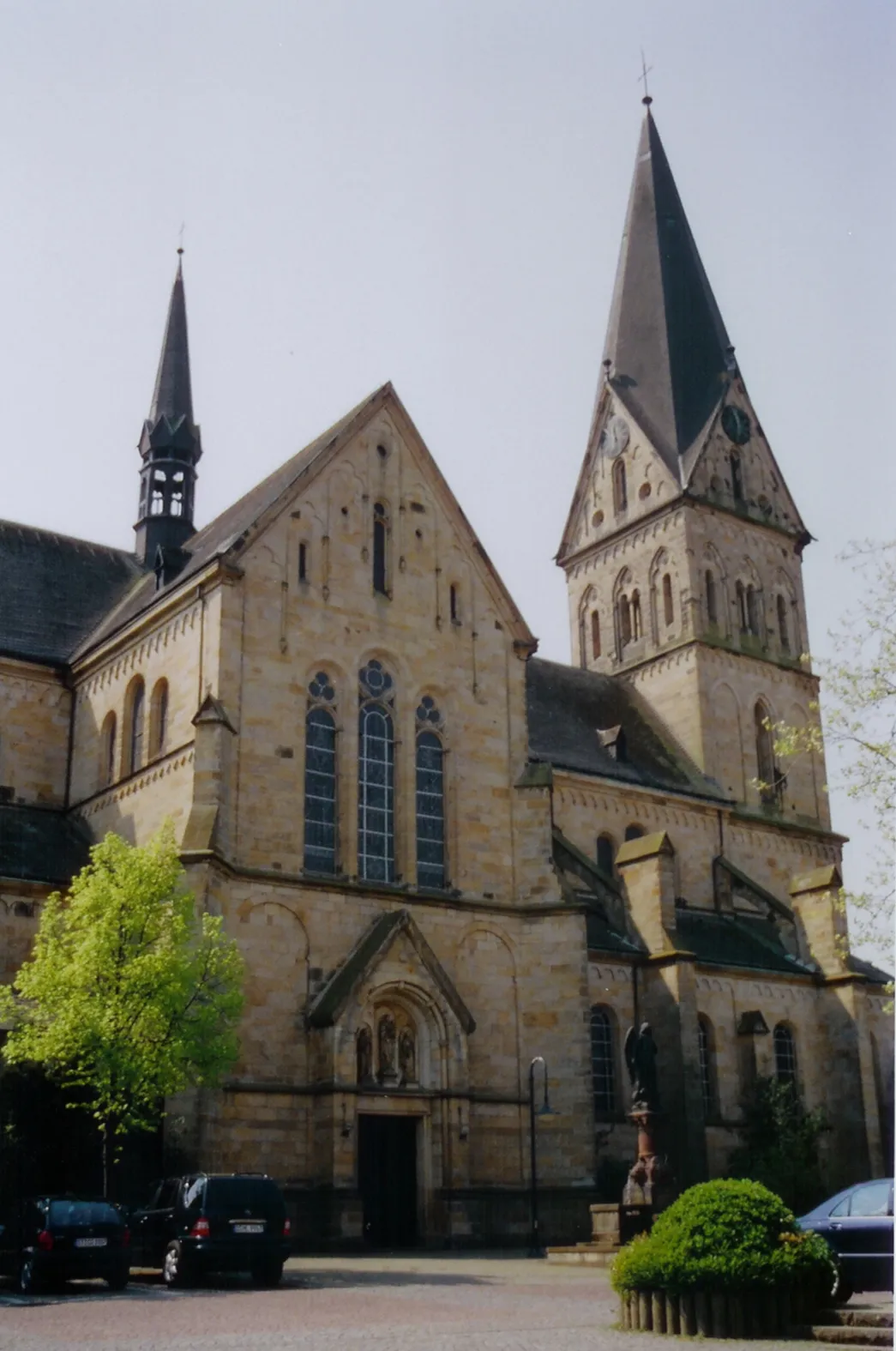 Photo showing: Roman Catholic St.-Agatha-Pfarrkirche (Saint Agatha church) in Mettingen, Kreis Steinfurt, North Rhine-Westphalia, Germany.