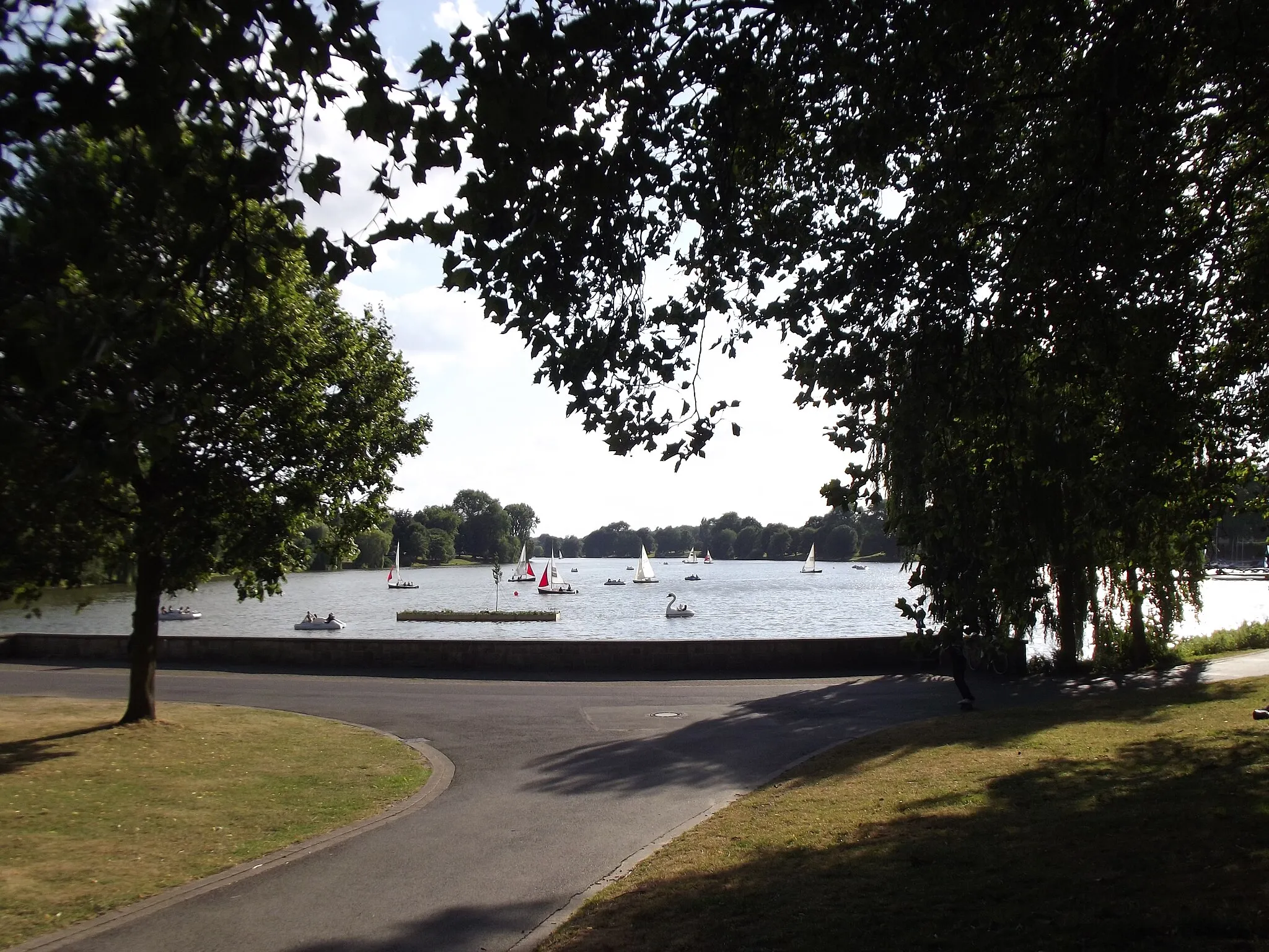 Photo showing: Picture of the Aasee and some boats, without lots of trees, traffic signs, sparsely covered bodies or recognisable faces included