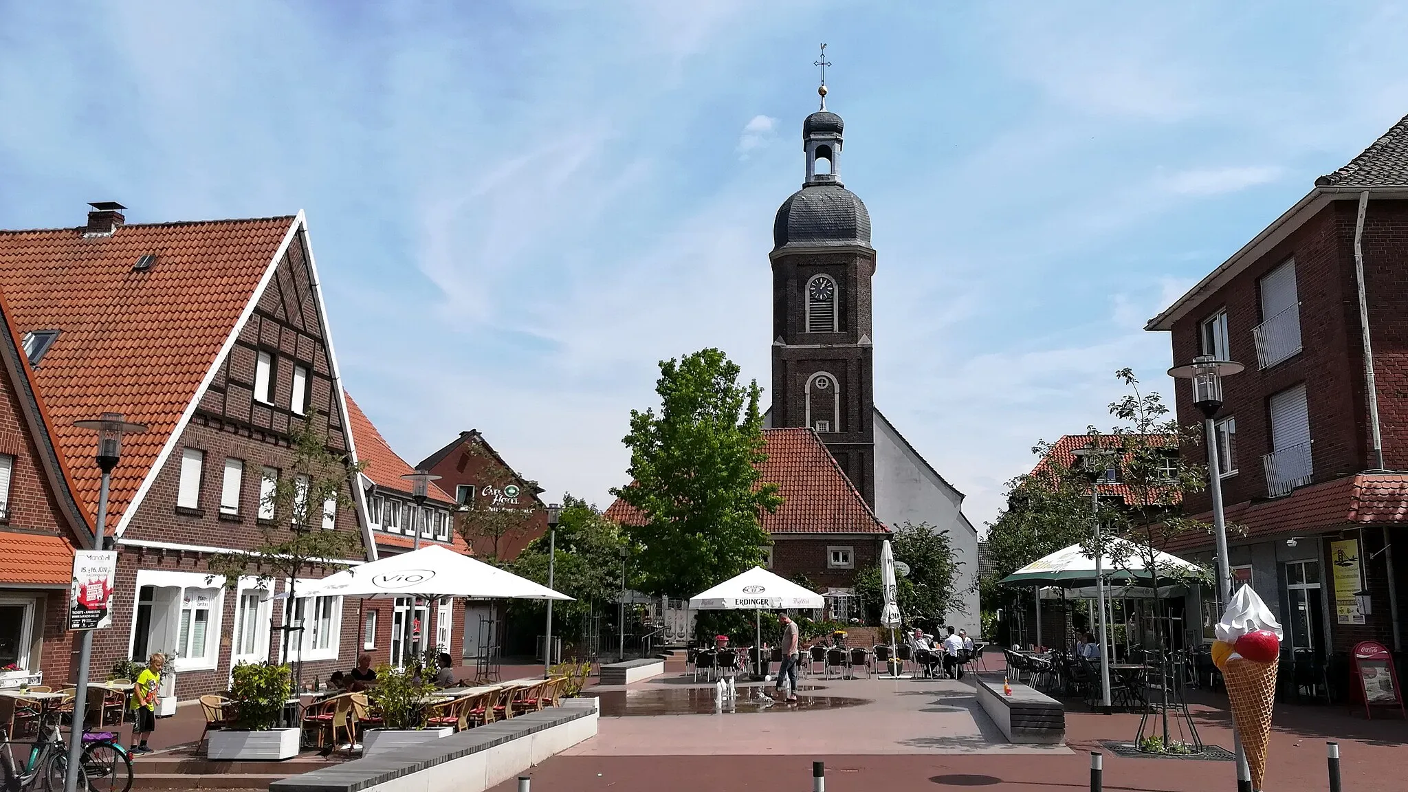 Photo showing: Die katholische Pfarrkirche St. Mauritius steht im Zentrum des münsterländischen Ortes Nordkirchen.