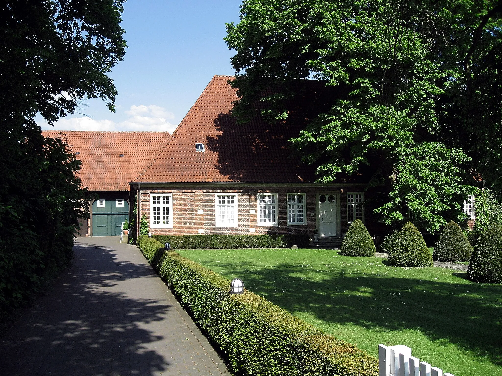 Photo showing: Kreis Coesfeld, Nordkirchen,
sog. «Rentei» in der Hauptstraße; 18. Jh., eingeschossiges Ziegelhaus neben der Johannes-Nepomuk-Kapelle mit zurückgesetztem Wirtschaftsbau, ebenfalls 18. Jh. (Mummenhoff S. 89)