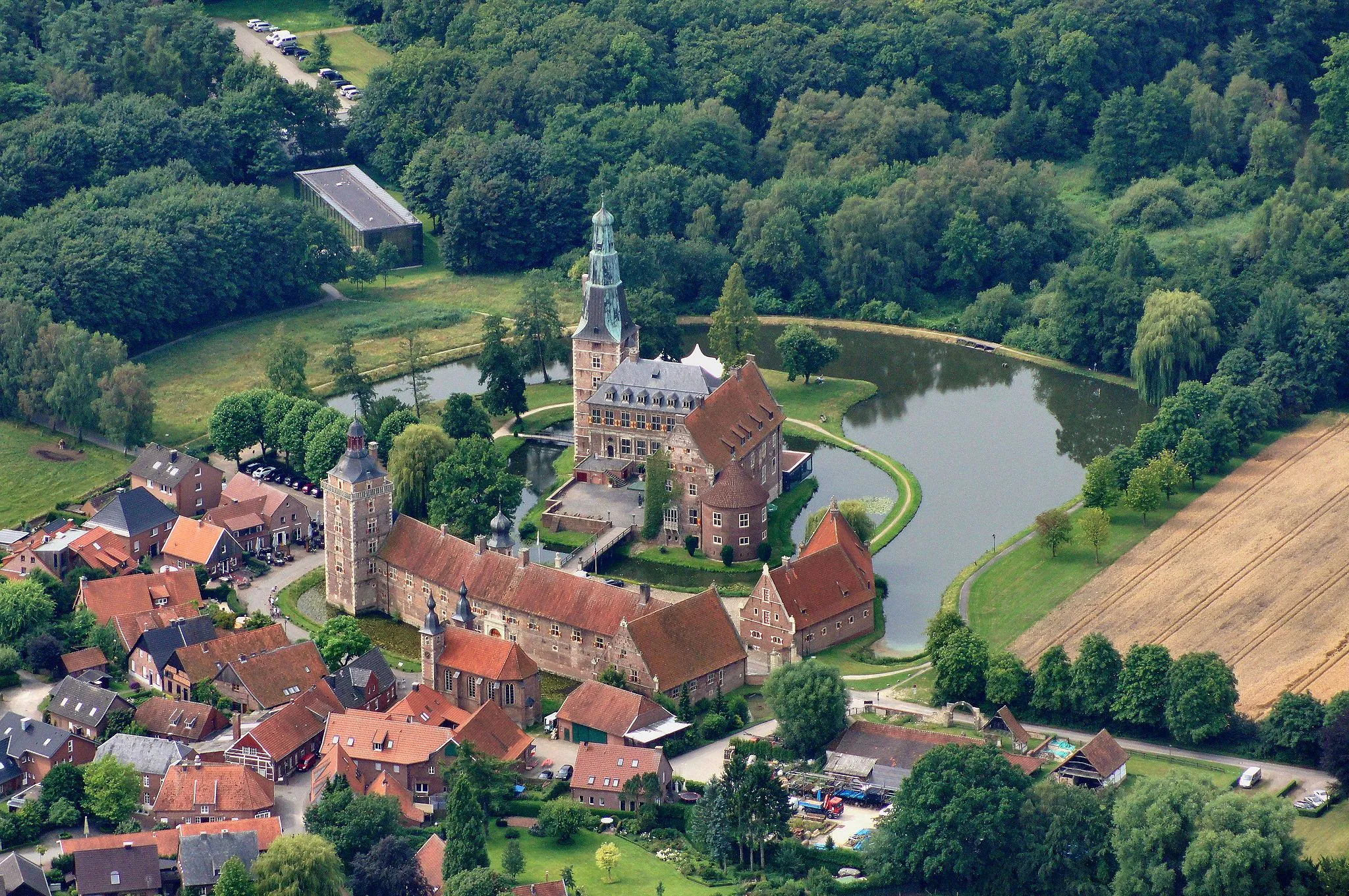 Photo showing: The castle of Raesfeld is situated in Raesfeld, district of Borken in North Rhine-Westphalia, Germany.
