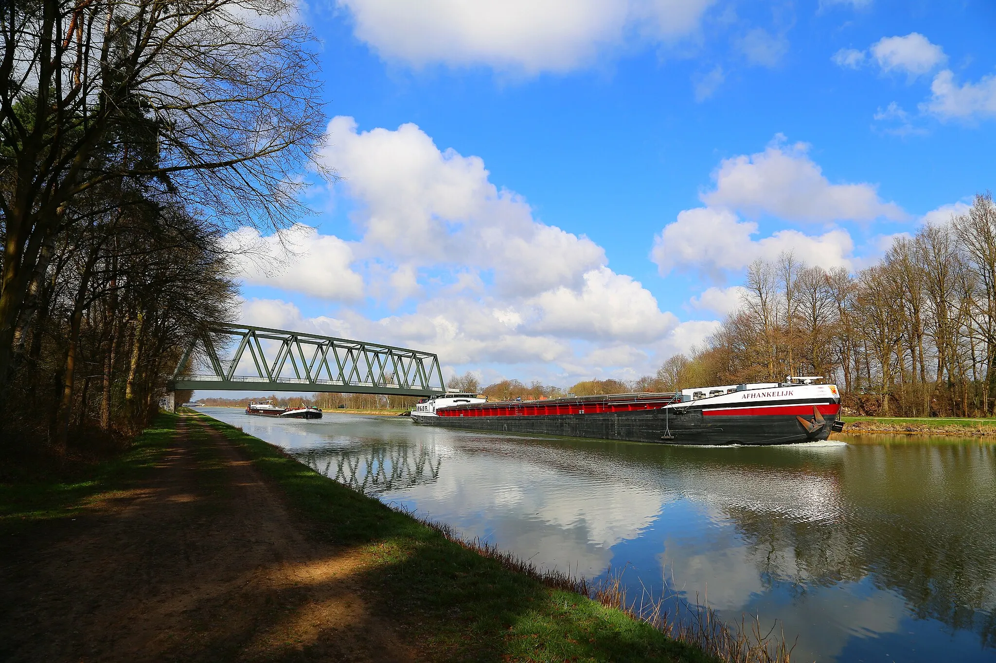 Photo showing: The vessels Afhankelijk (right) and King Loui (left) on the Mittelland Canal (Mittellandkanal) in Recke, Kreis Steinfurt, North Rhine-Westphalia, Germany.