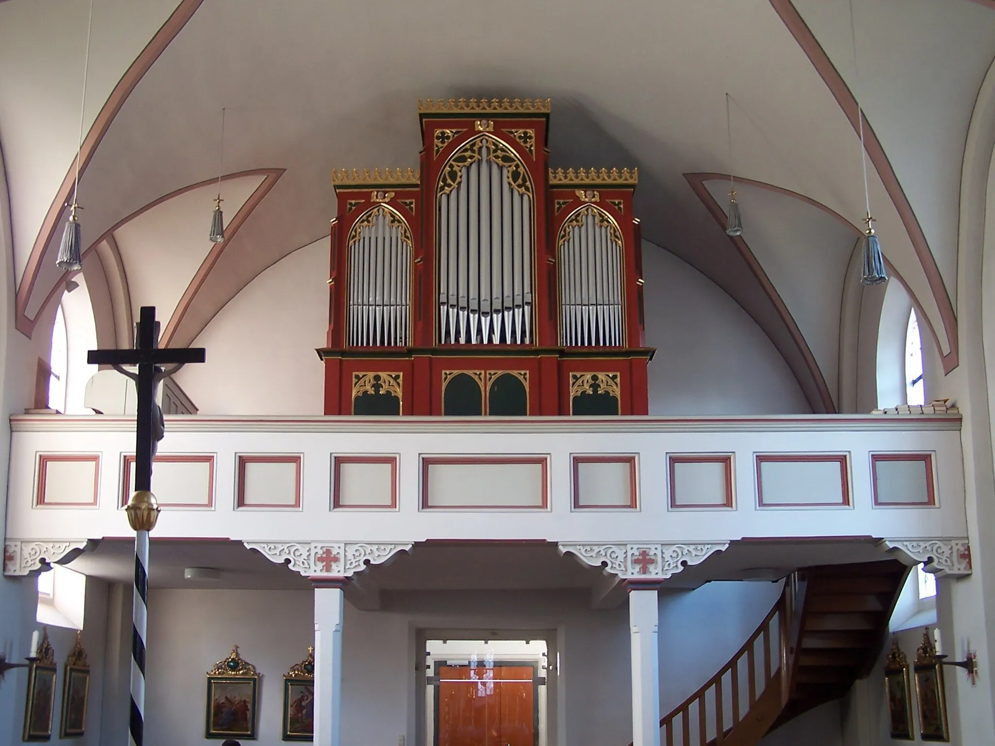 Photo showing: Aholfing, Sankt-Lukas-Straße 1, Pfarrkirche St. Lukas, Chor spätgotisch um 1480, Langhaus 1854; mit Ausstattung. Orgelempore.