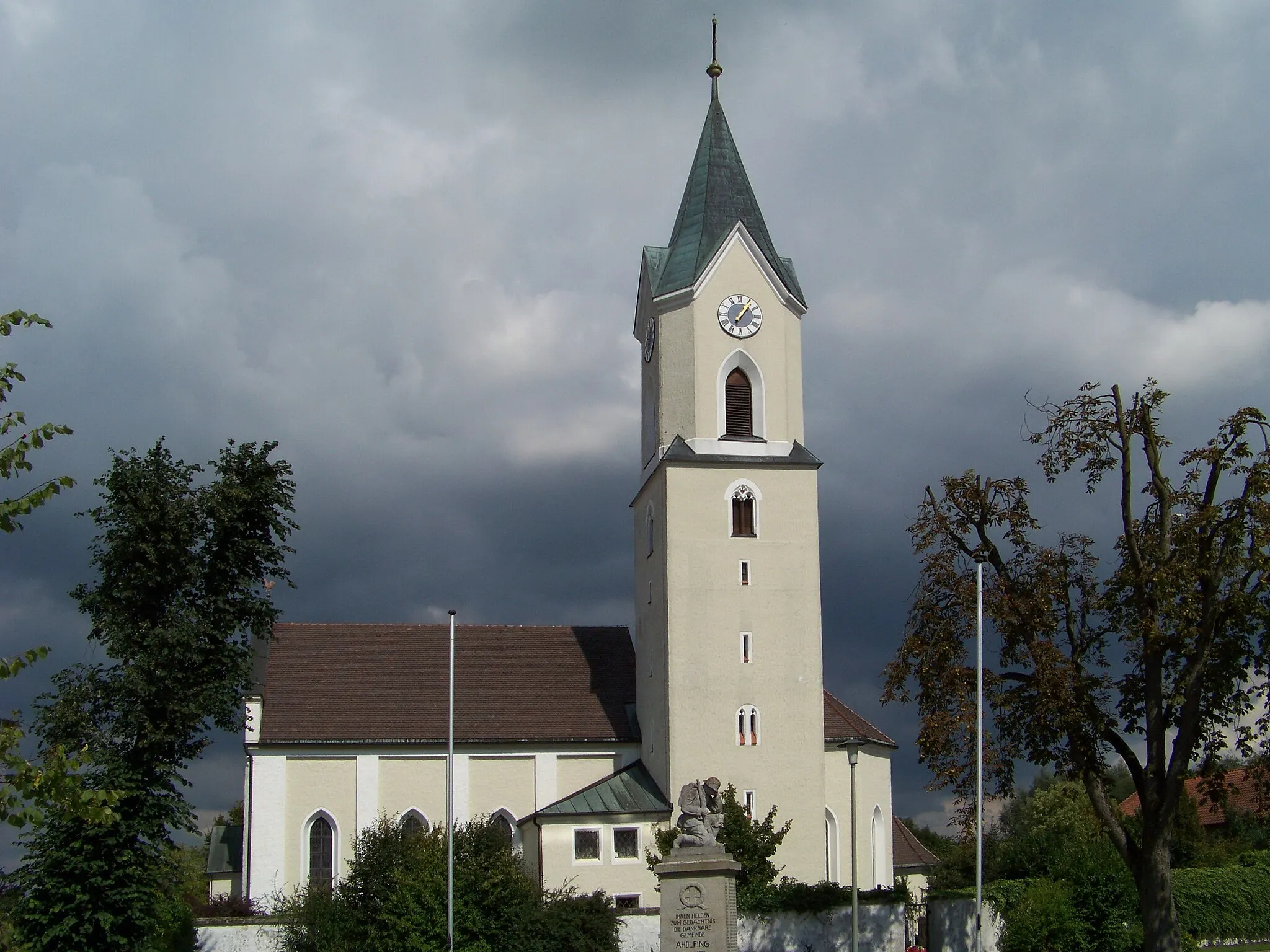 Photo showing: Aholfing, Sankt-Lukas-Straße 1, Pfarrkirche St. Lukas, Chor spätgotisch um 1480, Langhaus 1854; mit Ausstattung.