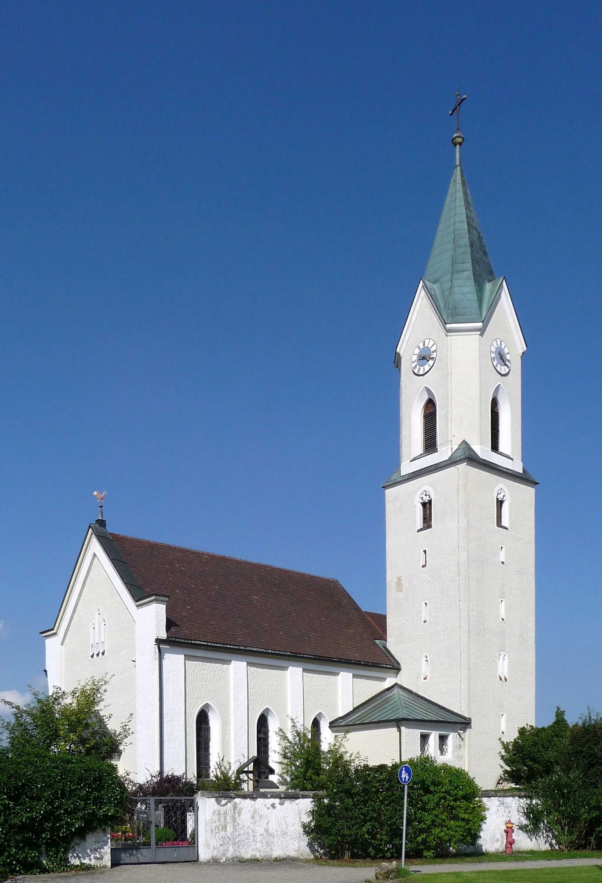 Photo showing: Die Pfarrkirche St. Lucas in Aholfing