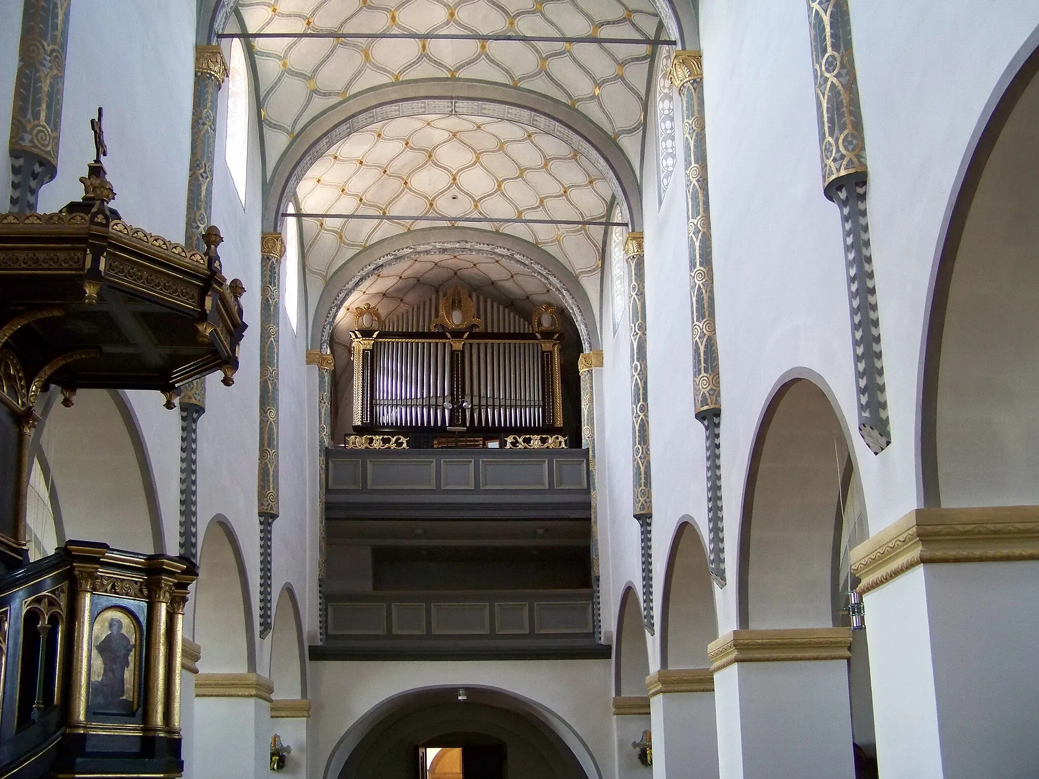 Photo showing: Aiterhofen, Kirche Sankt Margaretha, gewölbtes Kirchenschiff mit doppelgeschossiger Westempore.