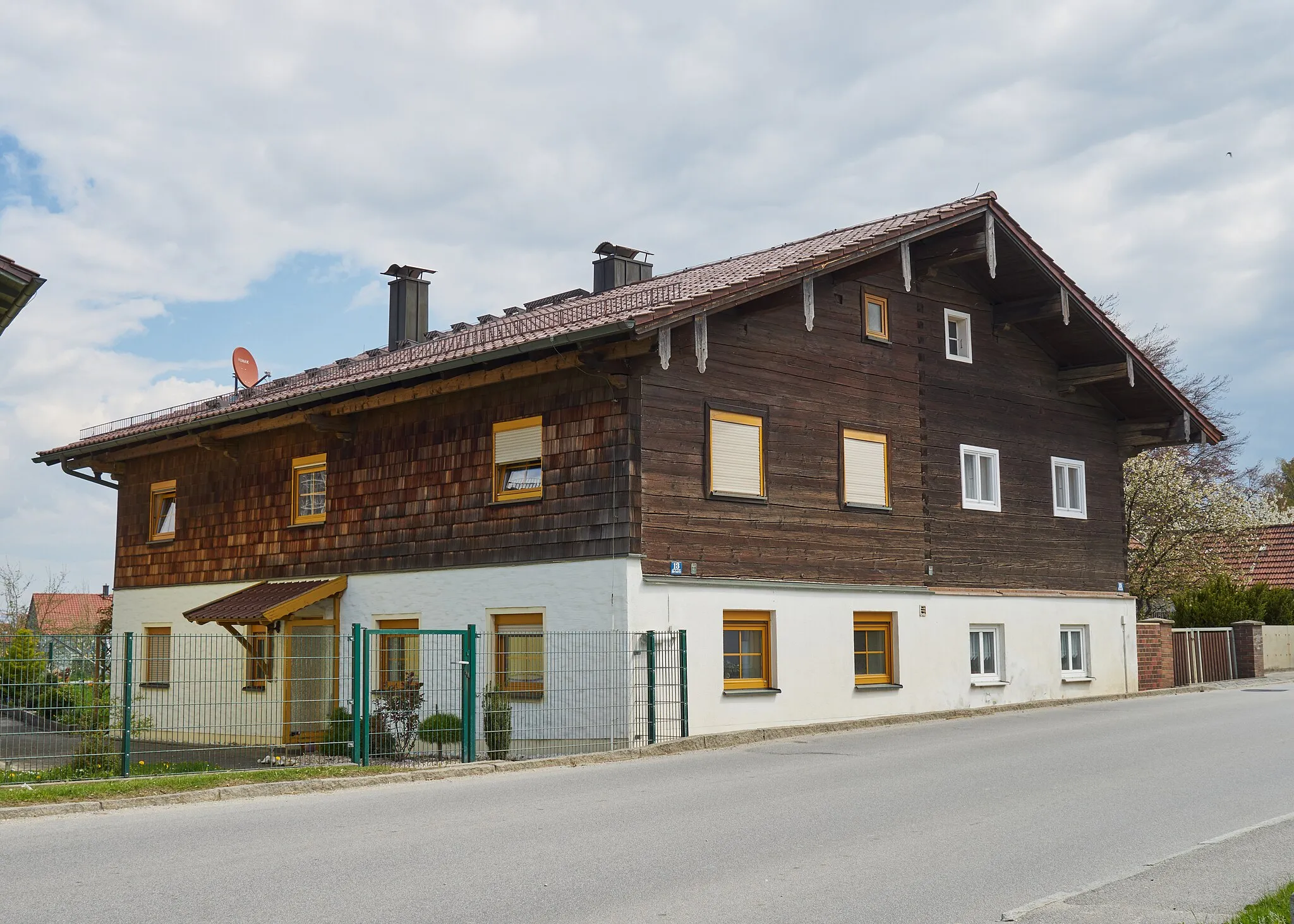 Photo showing: Bauernhaus, zweigeschossiger und giebelständiger Flachsatteldachbau mit Dachvorschuss und teilweise verschindeltem Blockbau-Obergeschoss, Anfang 19. Jahrhundert - Ansicht von Südwesten