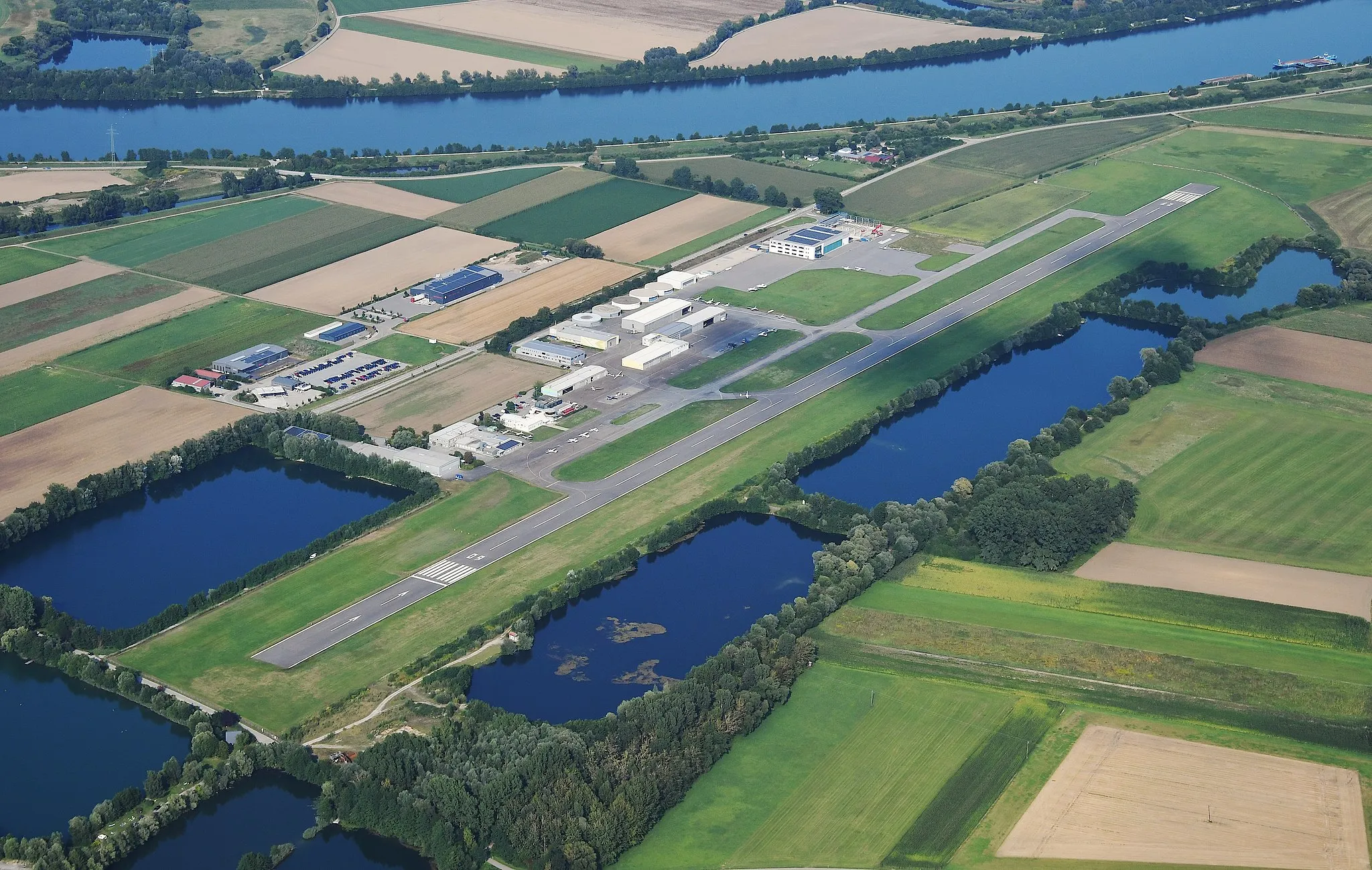 Photo showing: Aerial image of the Straubing airfield