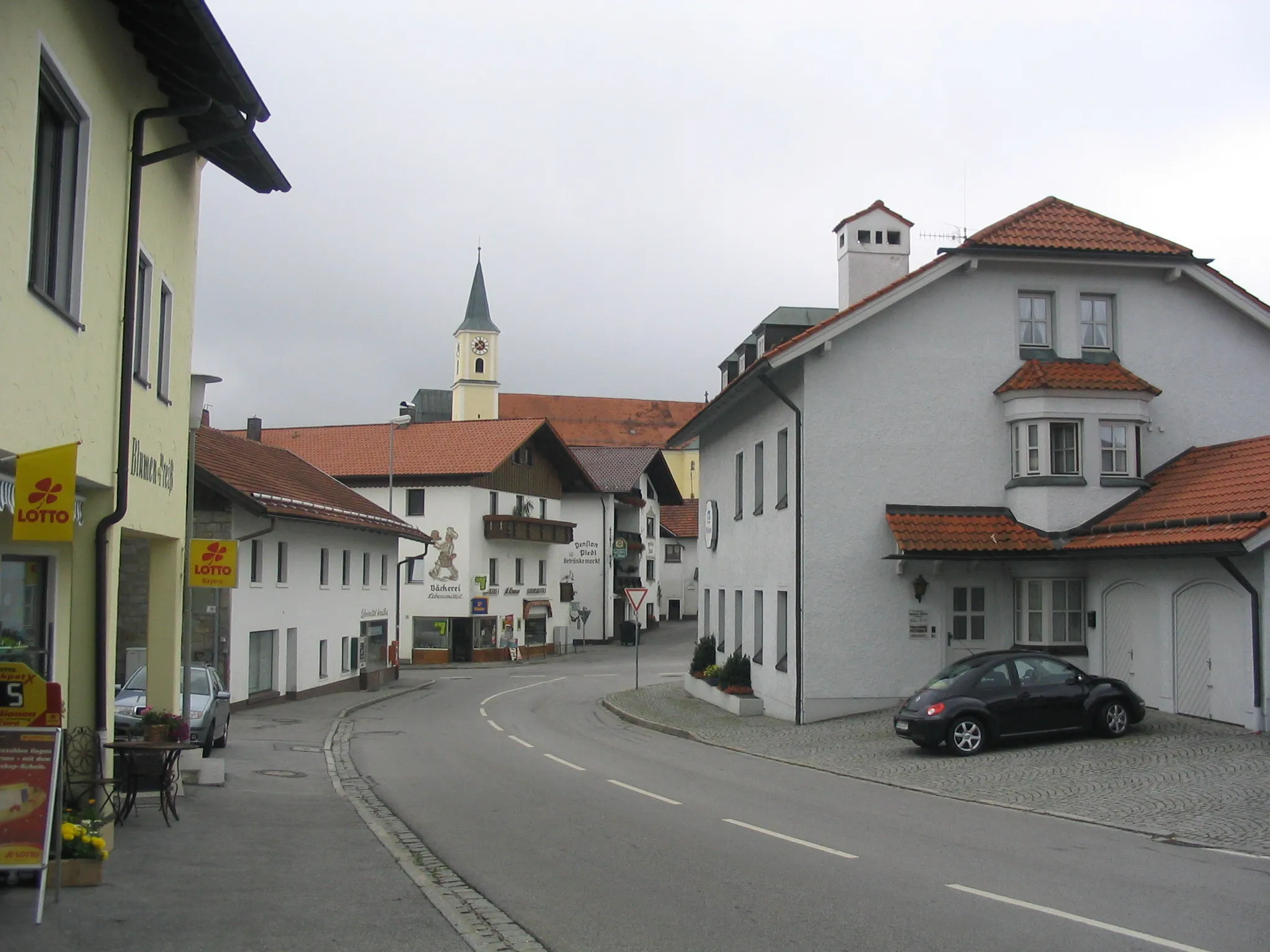 Photo showing: Bischofsmais, general view of Fahrnbacher Straße from the intersection Bischof-Freundorfer-Straße facing south. In background St James Parish Church.