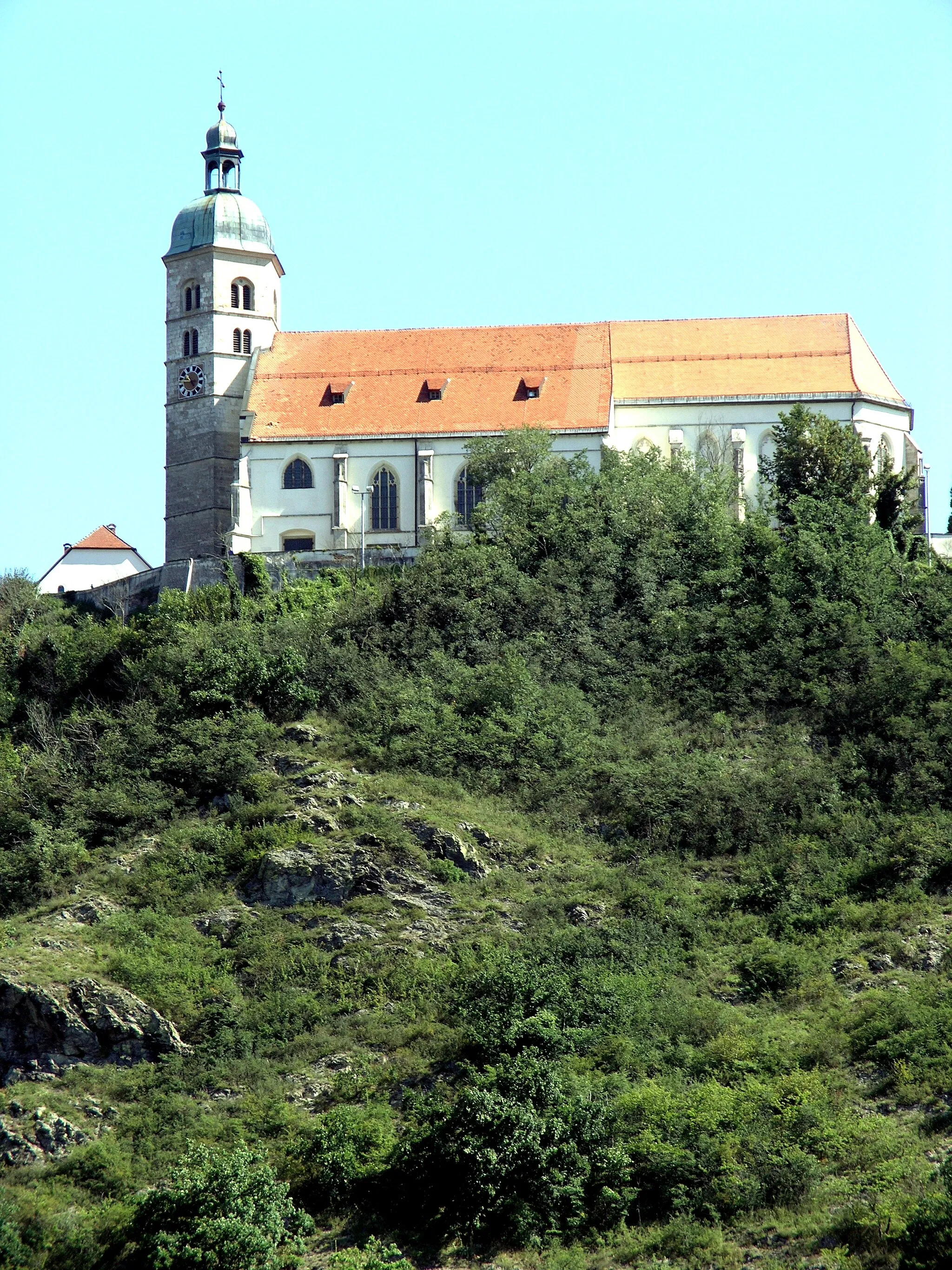 Photo showing: Wallfahrtskirche „Mariä Himmelfahrt“ auf dem Bogenberg, Steinhang im Vordergrund im Naturschutzgebiet Bogenberg