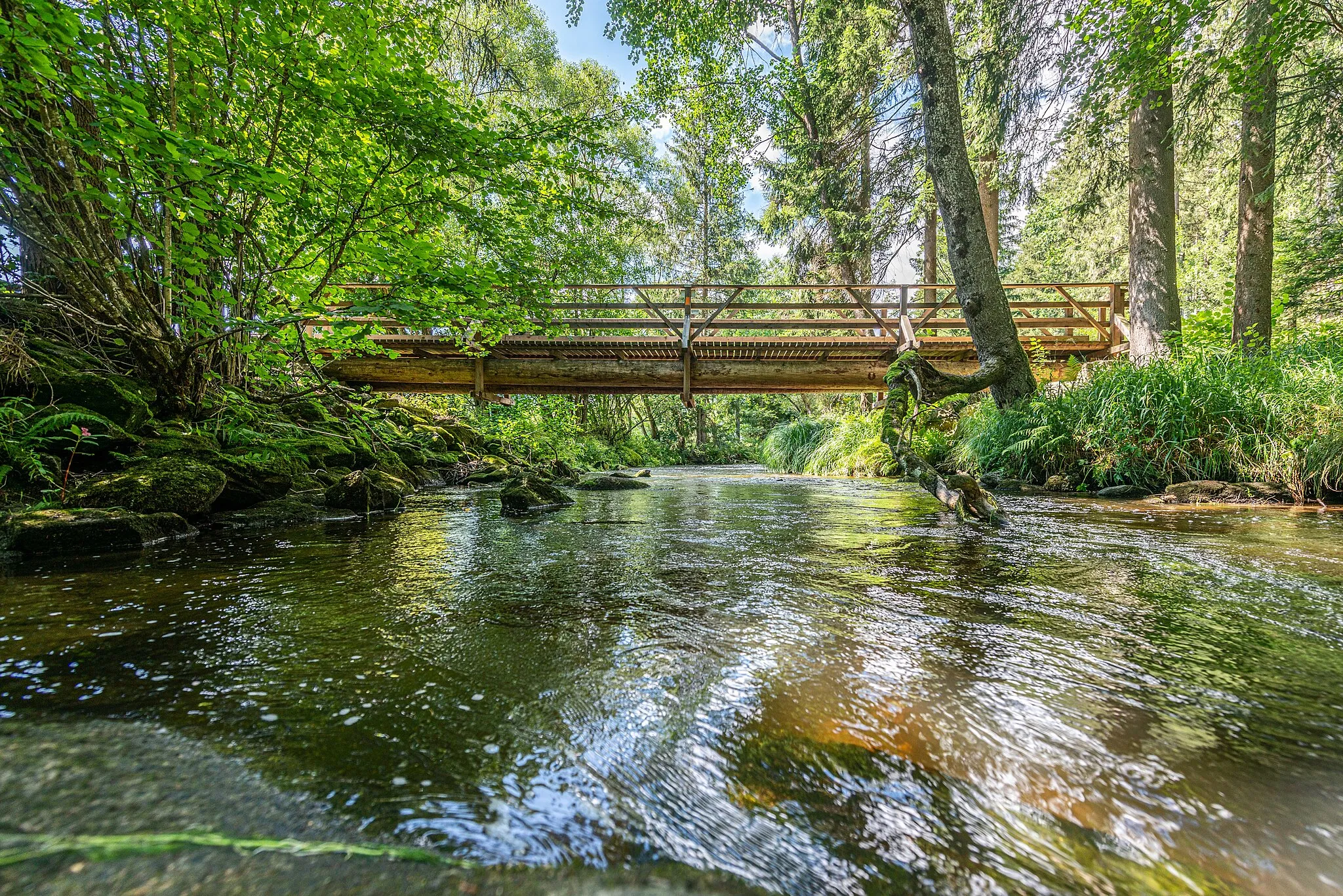 Photo showing: Diese Brücke verbindet die österreichische Gemeinde Schwarzenberg und die deutsche Gemeinde Breitenberg über die große Mühl. Sie wurde anlässlich des Goldsteiges durch die damaligen  Bürgermeister Bernhard Hain (Schwarzenberg) und Helmut Rührl (Breitenberg) errichtet.