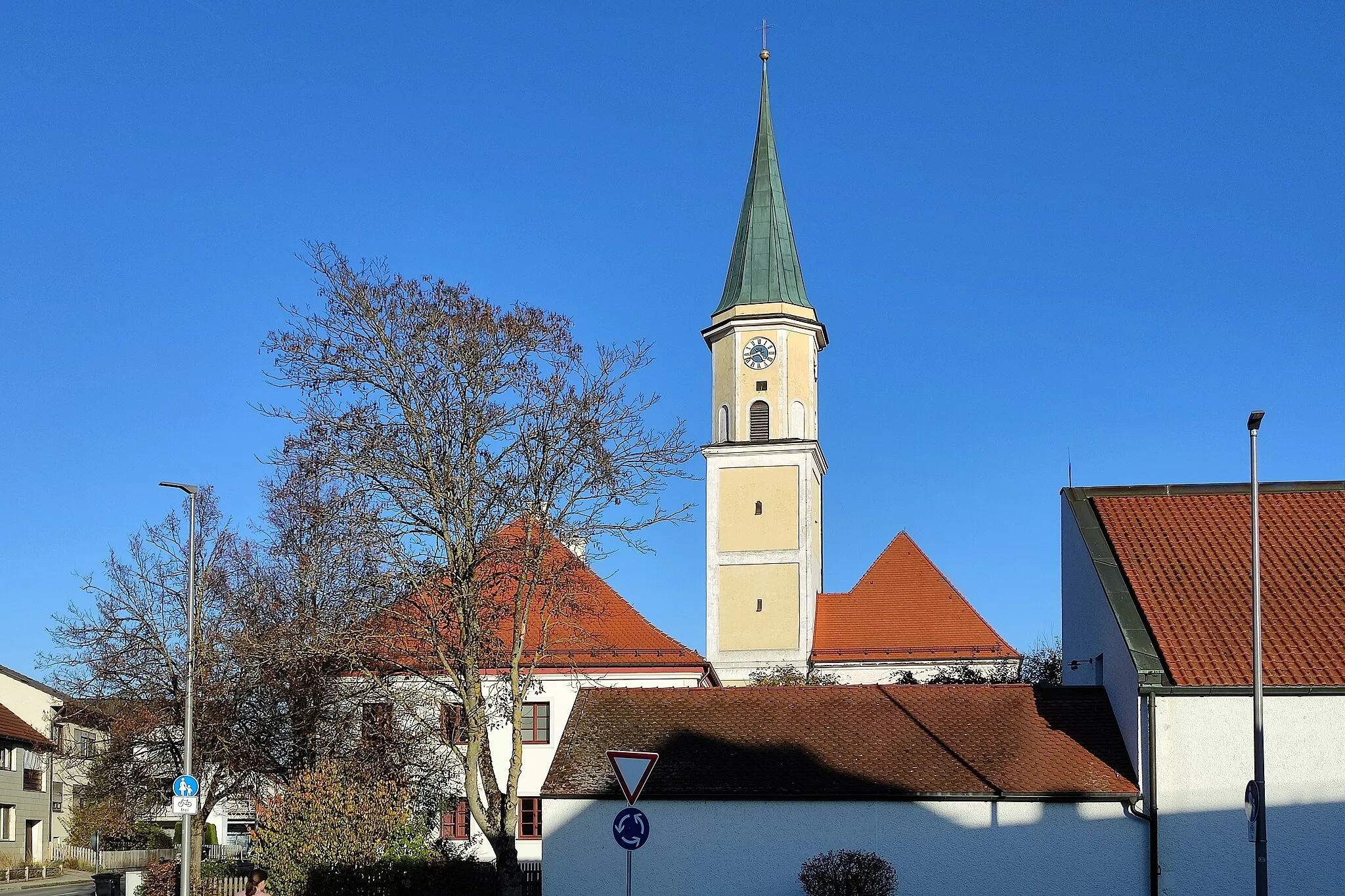 Photo showing: Saalkirche mit eingezogenem Chor, spätromanisch, 13. Jahrhundert, Turm um 1580, Barockisierung der Anlage 1630, 1775 und 1784, Gliederung teilweise noch romanisch an Ost und Südseite des Chores, Rund- und Kreuzbogenfries, nordseitig Turm mit Geschossgliederung, achteckigem Aufsatz und Spitzhelm; mit Ausstattung.