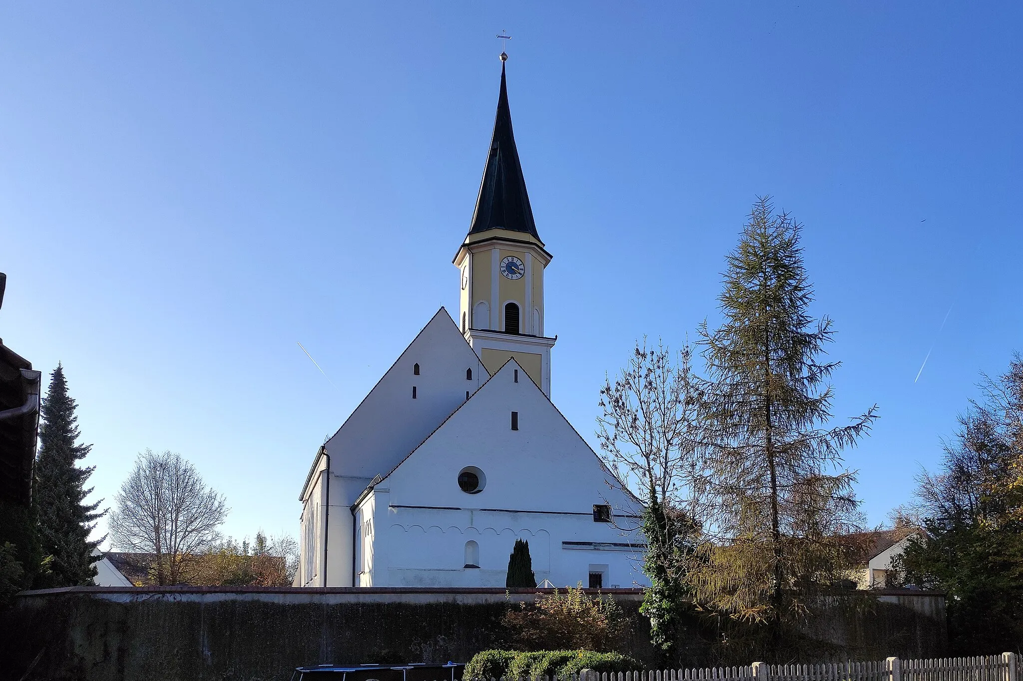 Photo showing: Saalkirche mit eingezogenem Chor, spätromanisch, 13. Jahrhundert, Turm um 1580, Barockisierung der Anlage 1630, 1775 und 1784, Gliederung teilweise noch romanisch an Ost und Südseite des Chores, Rund- und Kreuzbogenfries, nordseitig Turm mit Geschossgliederung, achteckigem Aufsatz und Spitzhelm; mit Ausstattung.