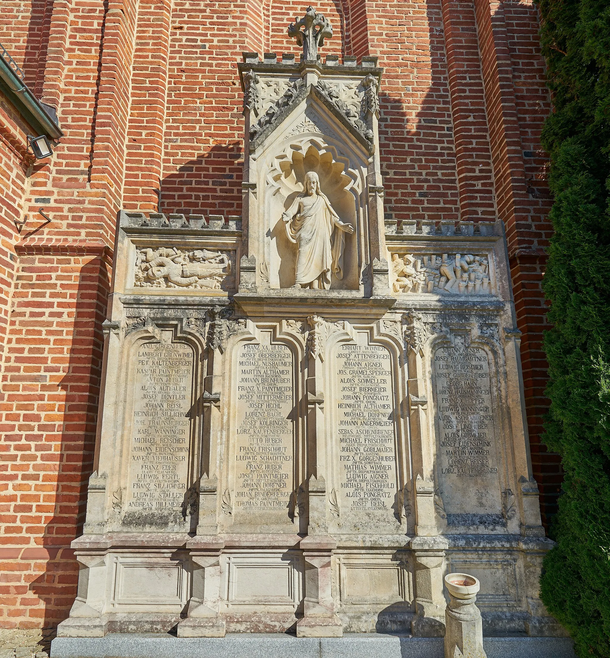 Photo showing: Katholische Pfarrkirche St. Laurentius in Falkenberg, Kriegerdenkmal an der Westseite für die Gefallenen des Weltkrieges von 1914 bis 1918