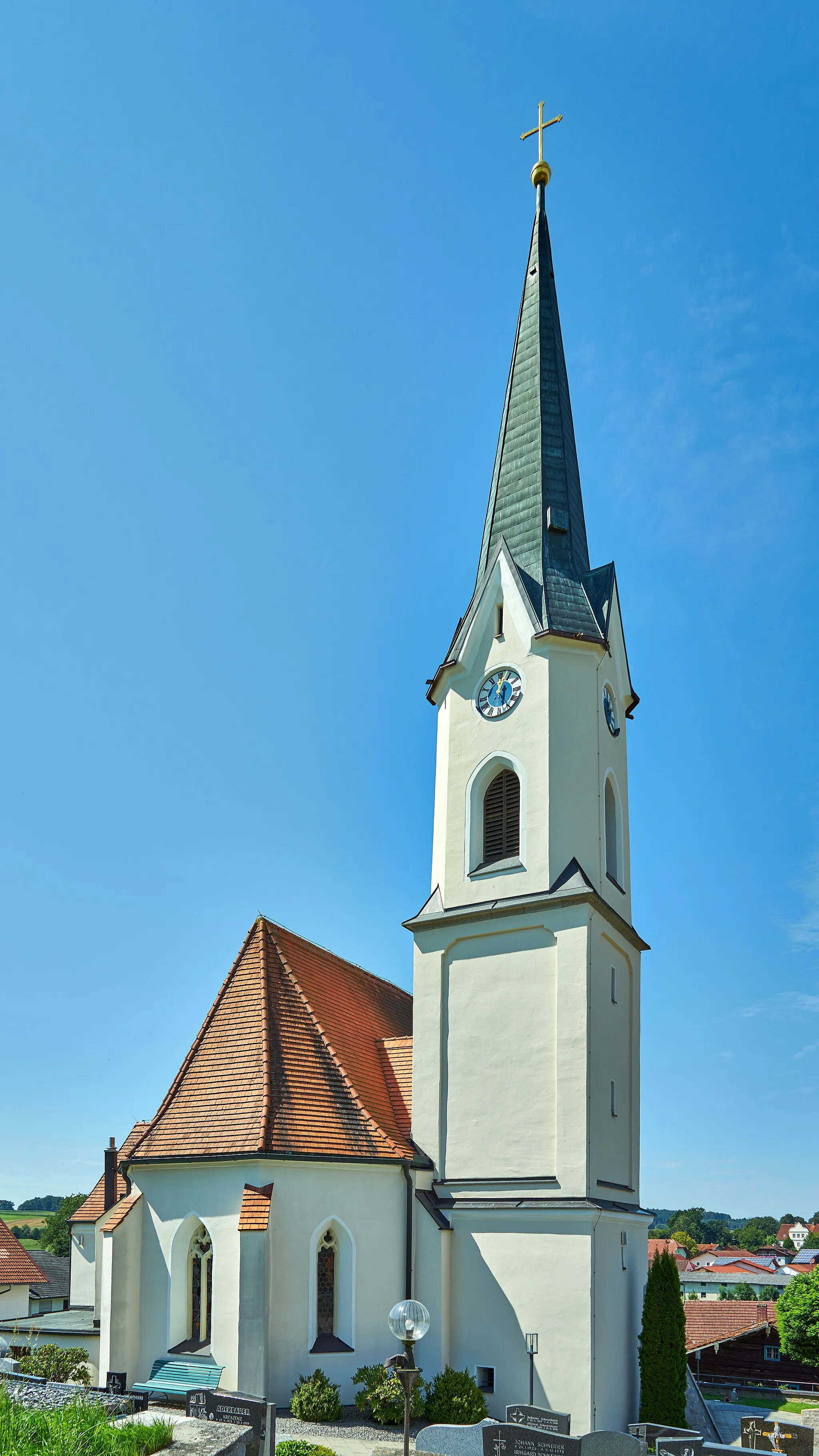 Photo showing: Katholische Pfarrkirche St. Martin, Saalkirche mit Polygonalchor, Chorflankenturm und doppelgeschossiger Sakristei, spätgotisch, 2. Hälfte 15. Jahrhundert, 1873 verlängert, Vorhalle, Sakristei und Turmoberteil ebenfalls 19. Jahrhundert; mit Ausstattung, Ansicht von Nordosten