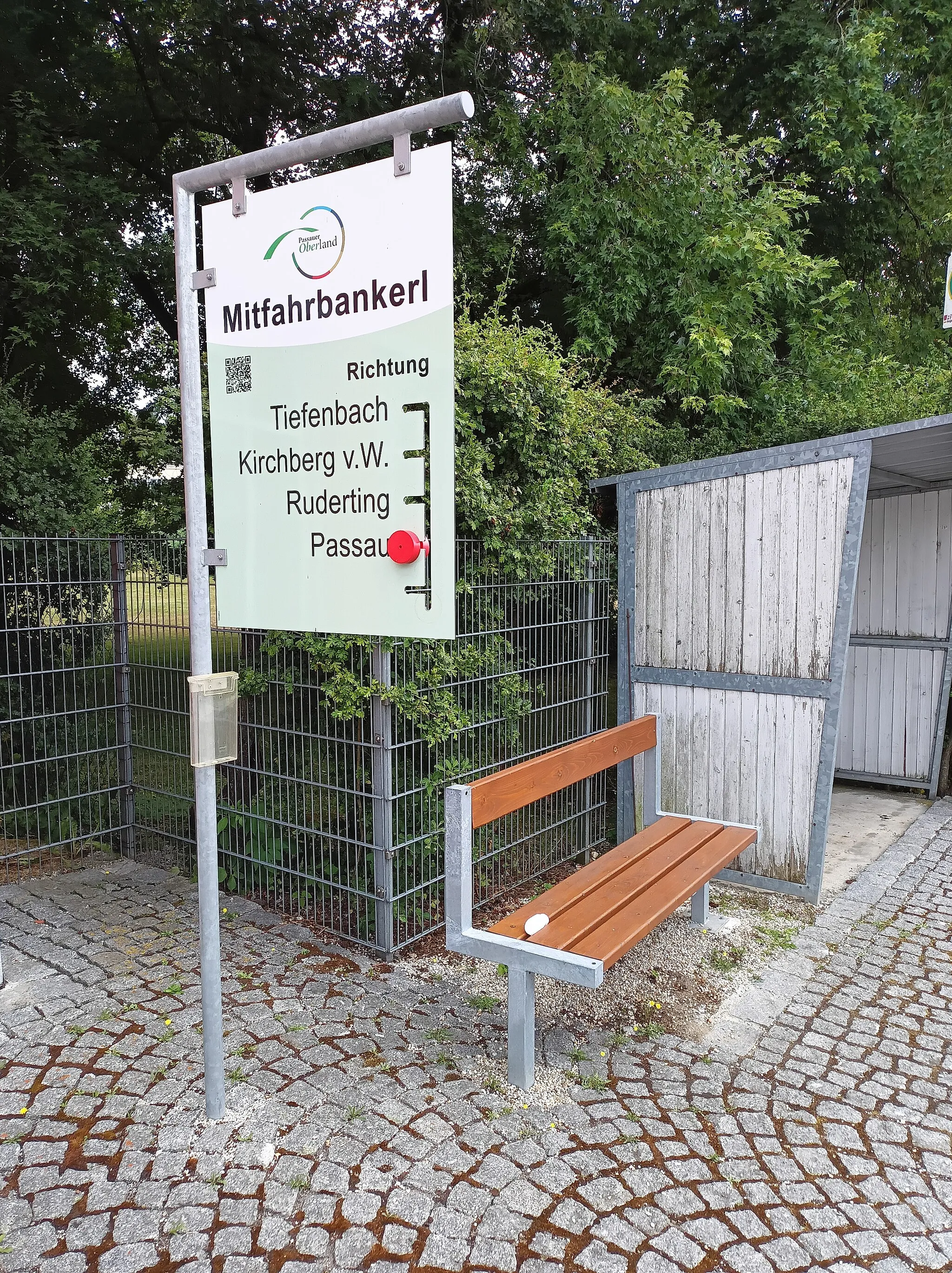 Photo showing: Mitfahrbankerl Richtungen: Tiefenbach. Kirchberg v.W., Ruderting, Passau