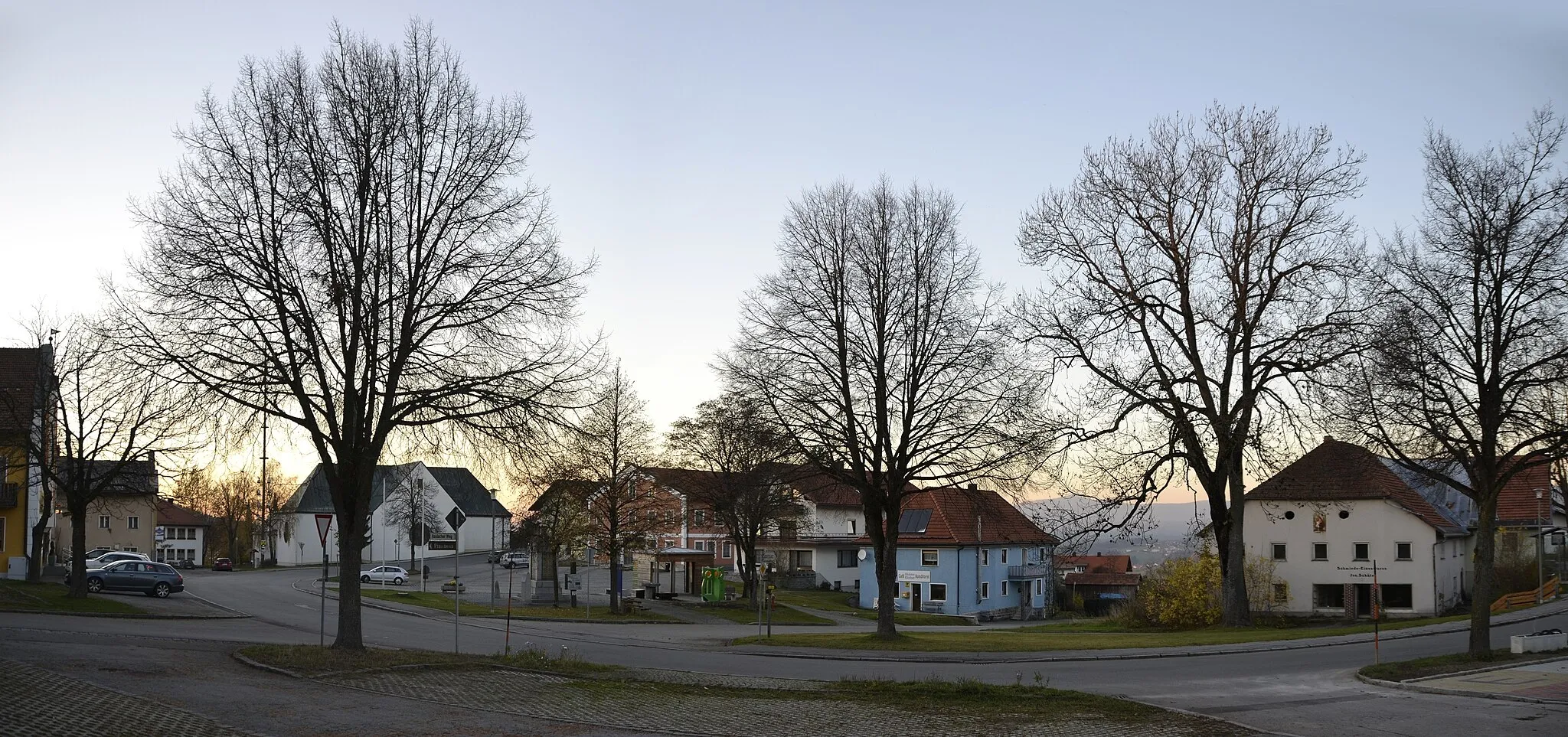 Photo showing: The village square of Hohenau (Lower Bavaria) in the Bavarian Forest.