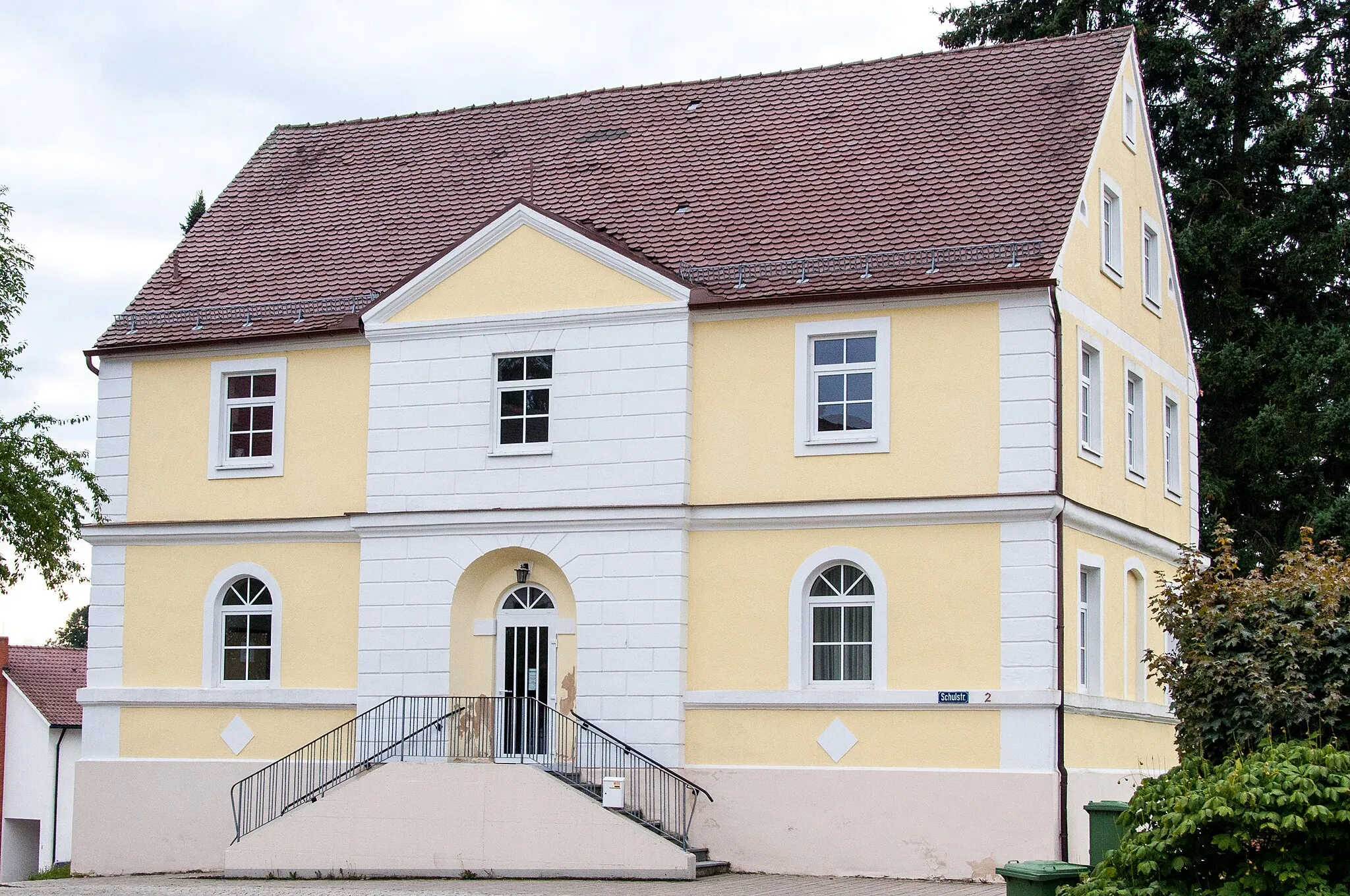 Photo showing: Schulhaus: Fassade mit Putzgliederungen, Zwerchgiebel, um 1840.