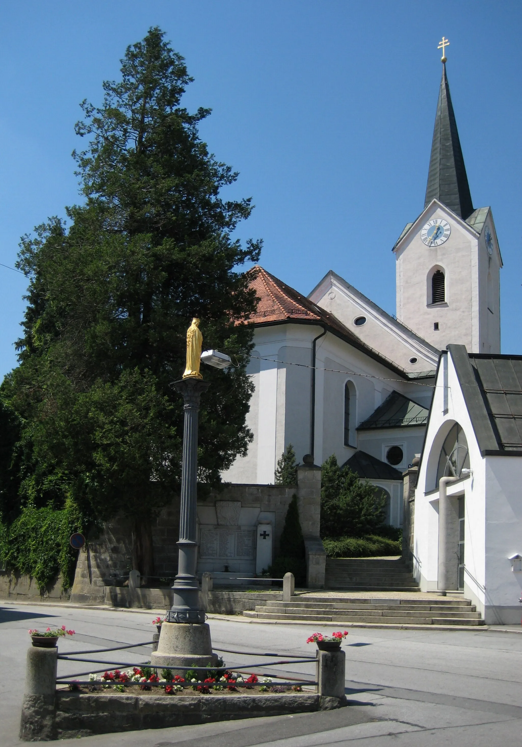 Photo showing: Hutthurm, St Martin Parish Church from east.