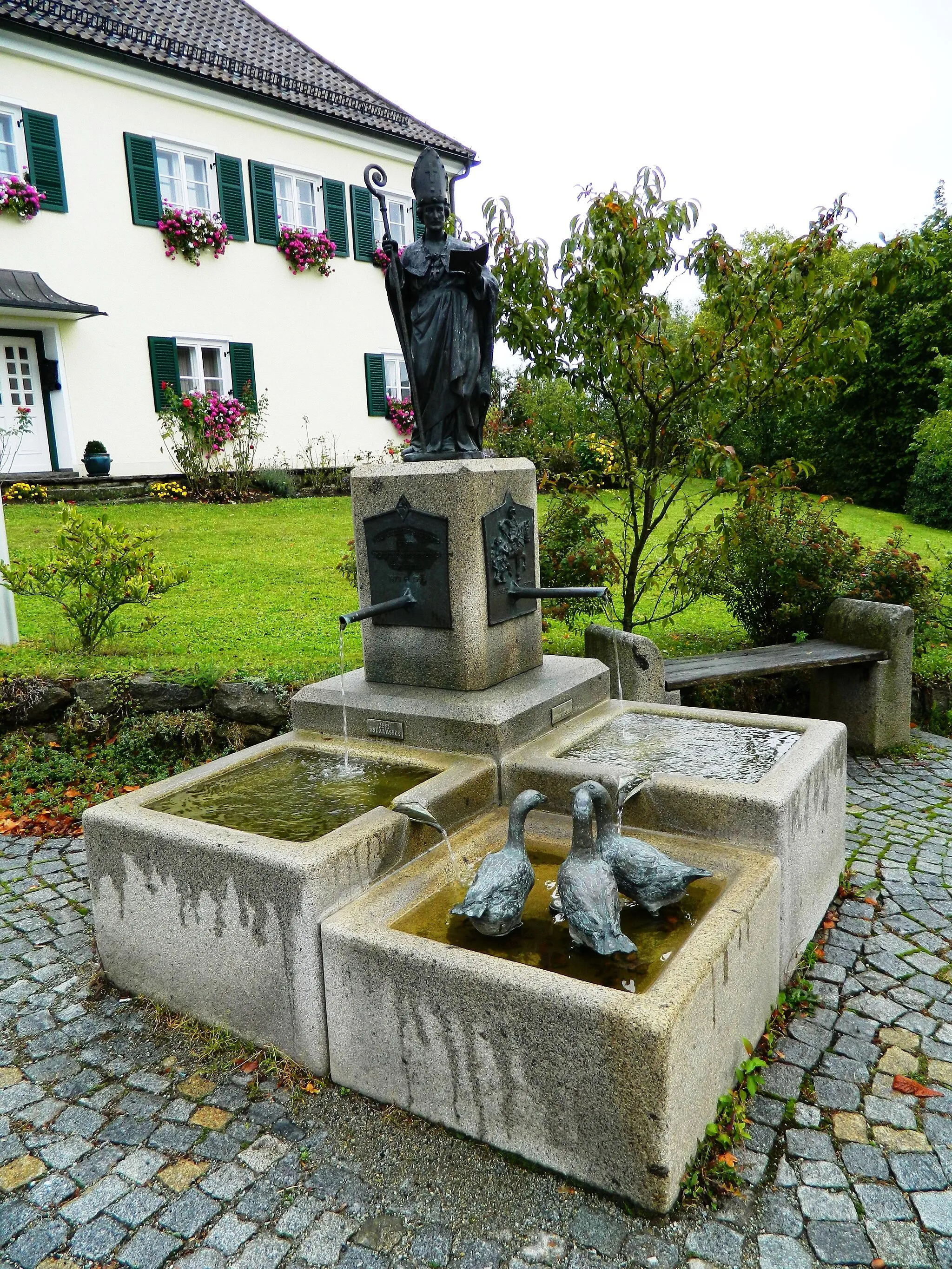 Photo showing: Brunnen am Kirchplatz in Konzell in Niederbayern