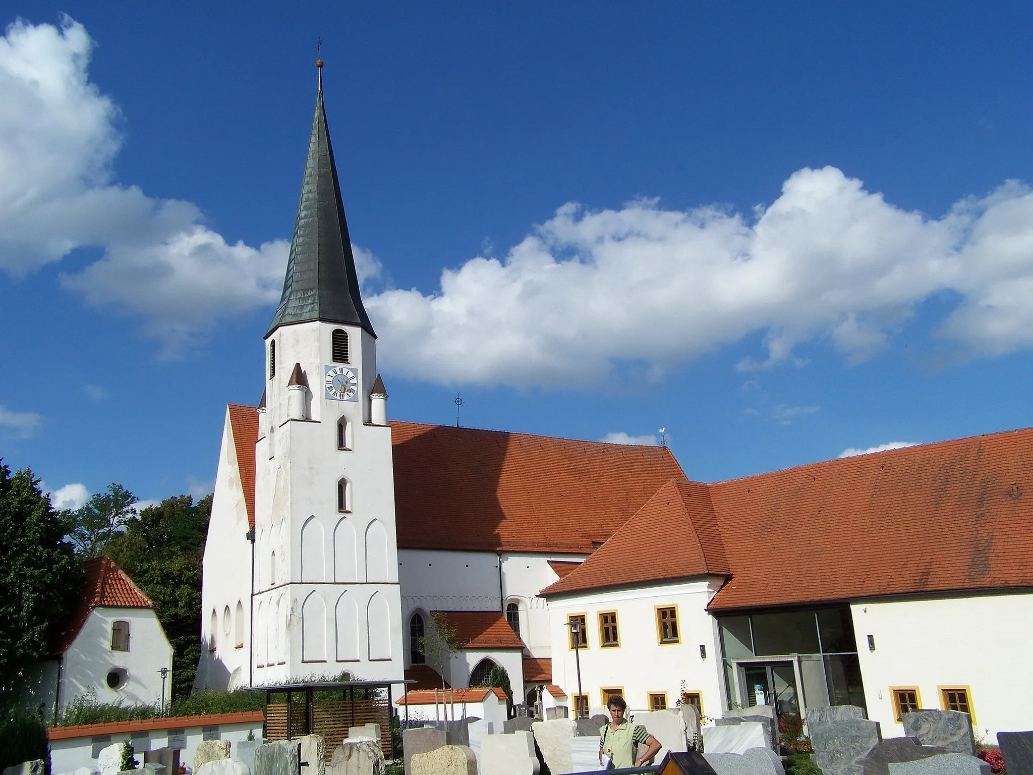 Photo showing: Katholische Pfarrkirche St. Peter und Paul, Wandpfeileranlage unter steilem Satteldach mit Südturm, Langhaus 13. Jahrhundert, Chor und Turm Mitte 15. Jahrhundert; mit Ausstattung; Friedhofmauer, 17./18. Jahrhundert; Seelenkapelle, kleiner massiver Bau mit Krüppelwalmdach, Ende 15. Jahrhundert; mit Ausstattung.