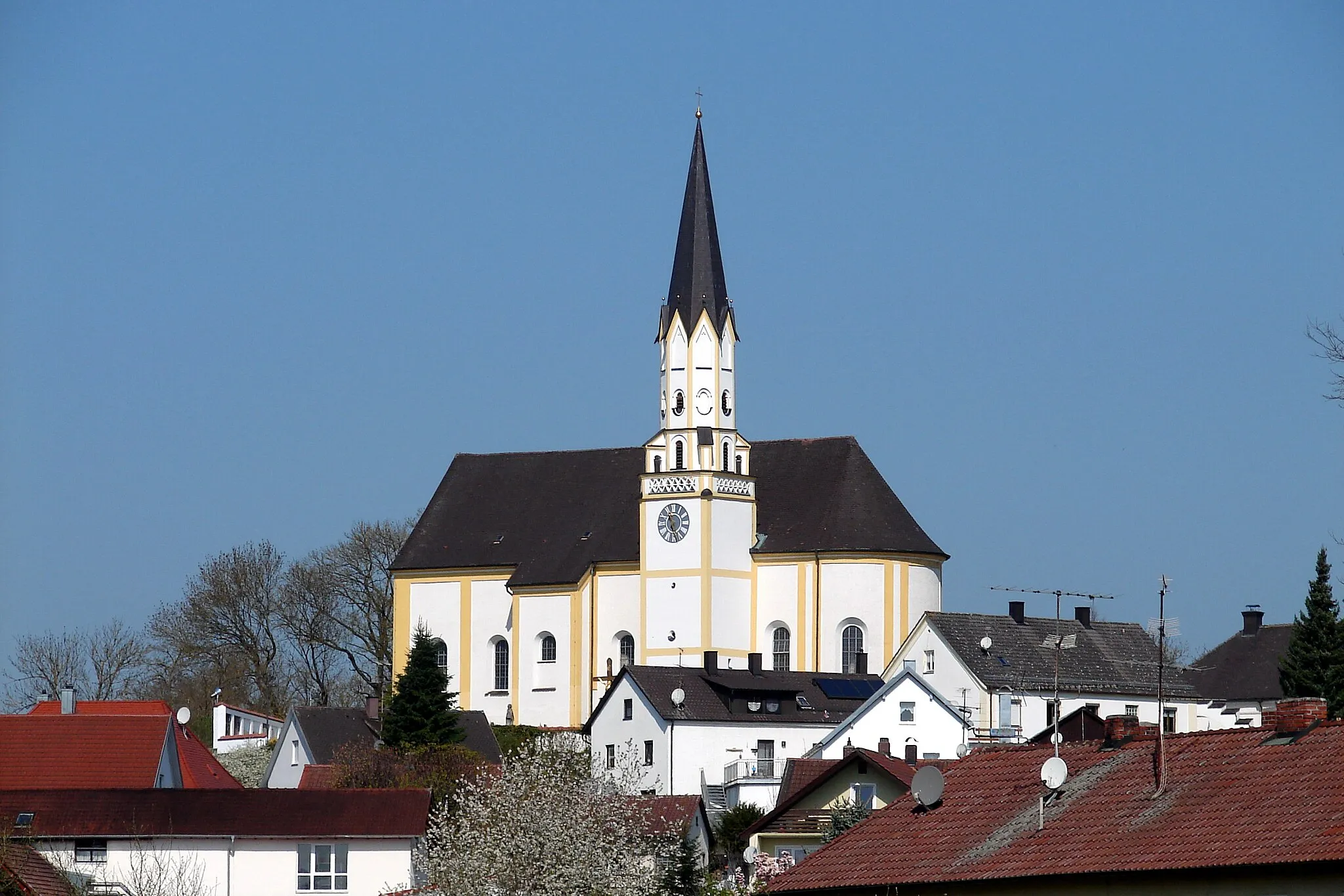 Photo showing: Katholische Pfarrkirche St. Petrus in Mallersdorf-Pfaffenberg.