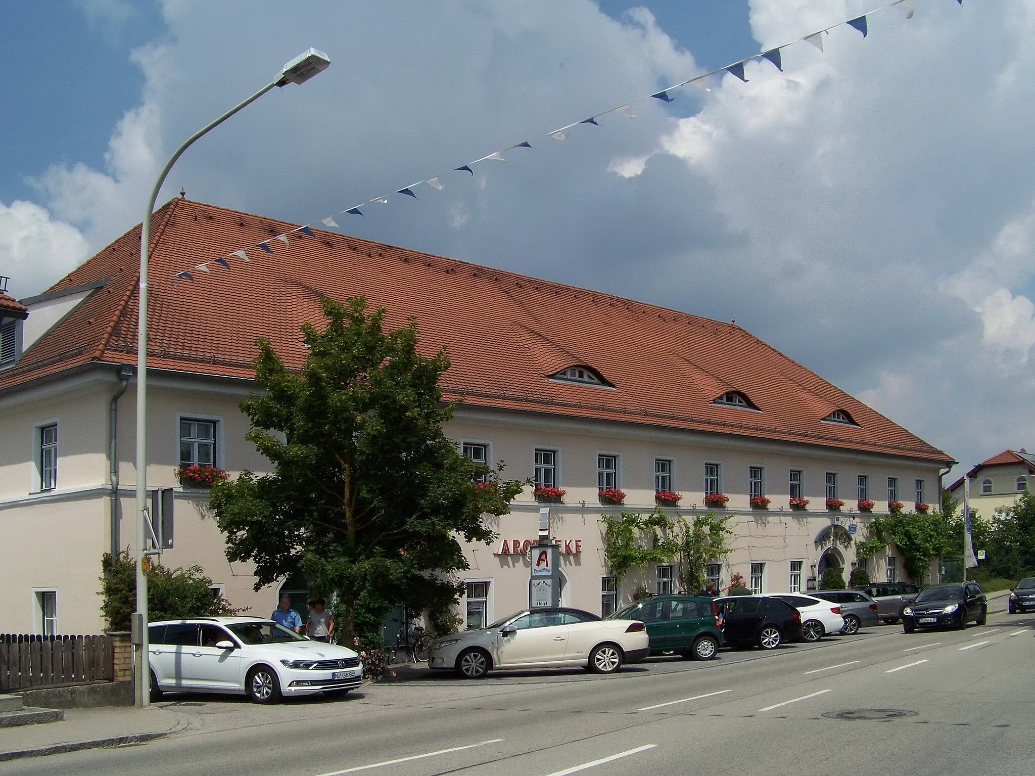 Photo showing: Mengkofen Hauptstraße 20. Gasthof Post. Dreiflügelanlage, zweigeschossiger Hauptbau mit Walmdach, im Kern 18. Jahrhundert; Verbindungstrakt, eingeschossiger Satteldachbau. Ansicht von Süden.