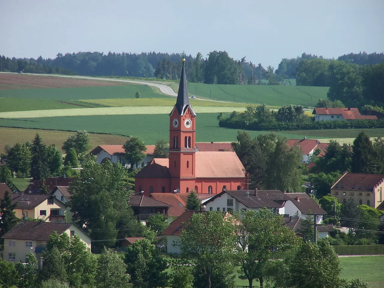 Photo showing: Kirche St. Georg Weichshofen, Gemeinde Mengkofen. Die Kirche wurde 1886 unter dem Pfarrer Karl Bachner im neuromanischen Stil erbaut.